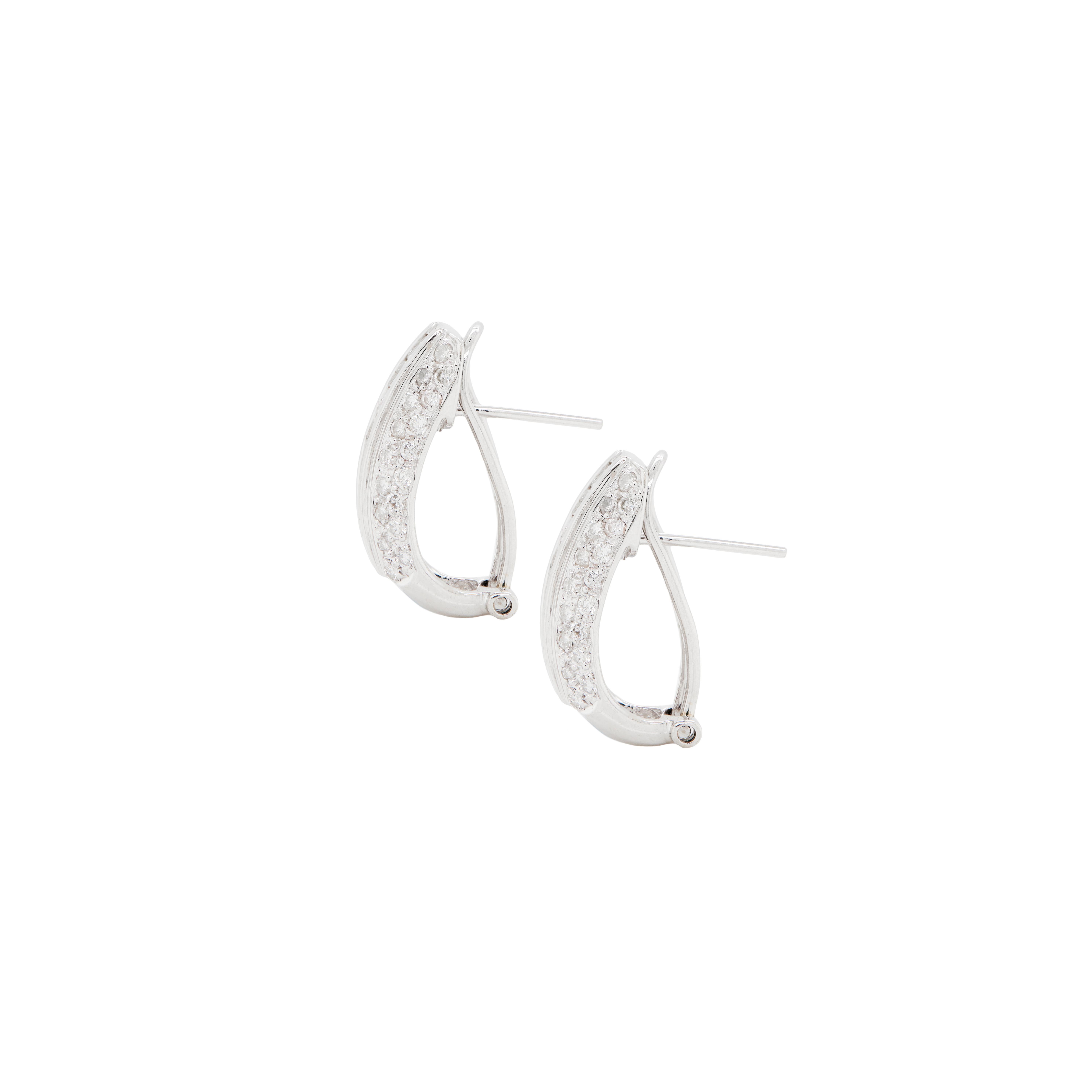 Vous ne pouvez jamais vous tromper avec ces boucles d'oreilles intemporelles à levier en diamant et or blanc 18 carats, offrant une touche polyvalente et raffinée à toute tenue vestimentaire.

Conçue avec une exquise silhouette rectangulaire