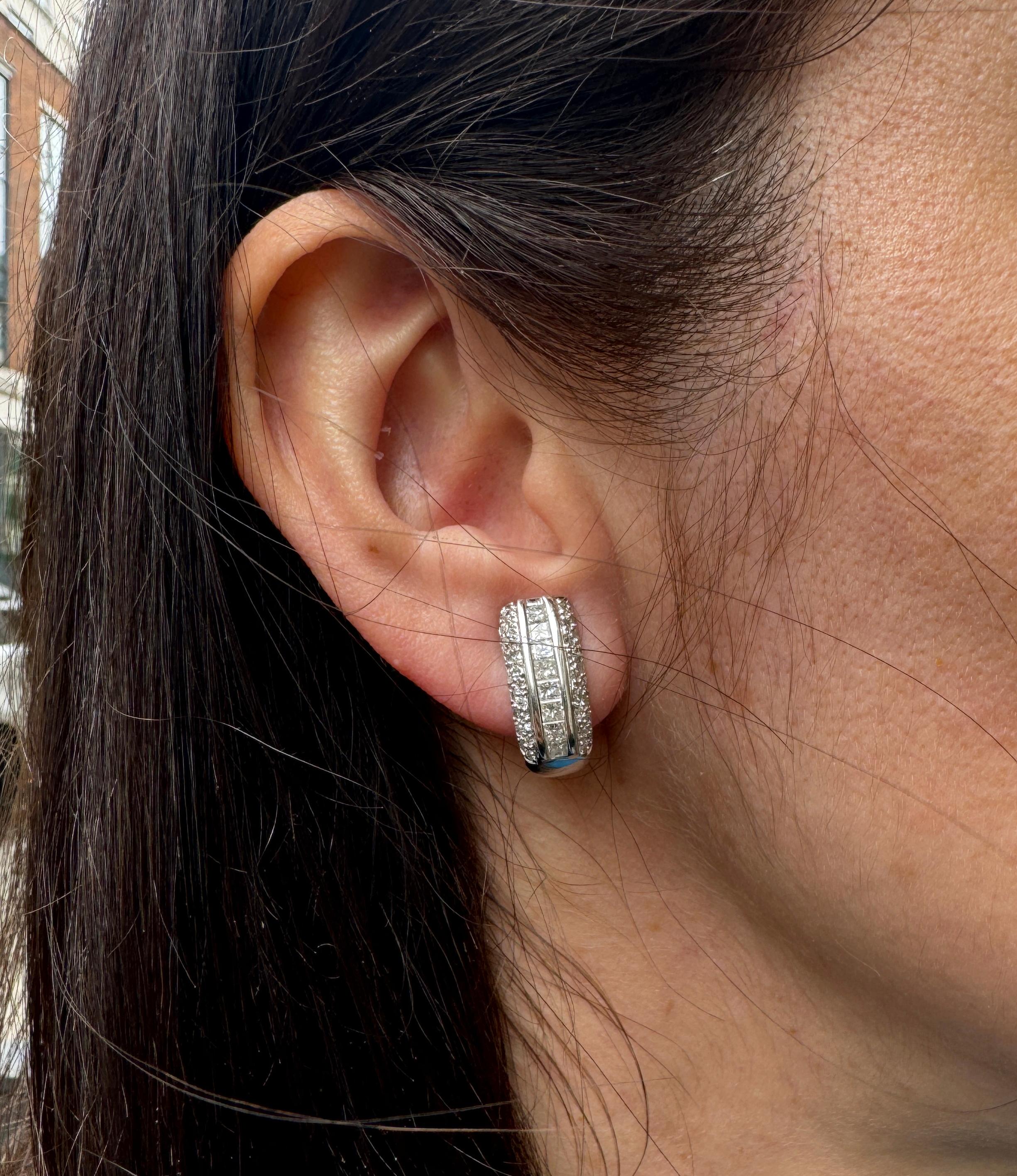 Moderne Boucles d'oreilles en or blanc 18 carats et diamants, demi-cerceau à trois rangées de leviers en vente