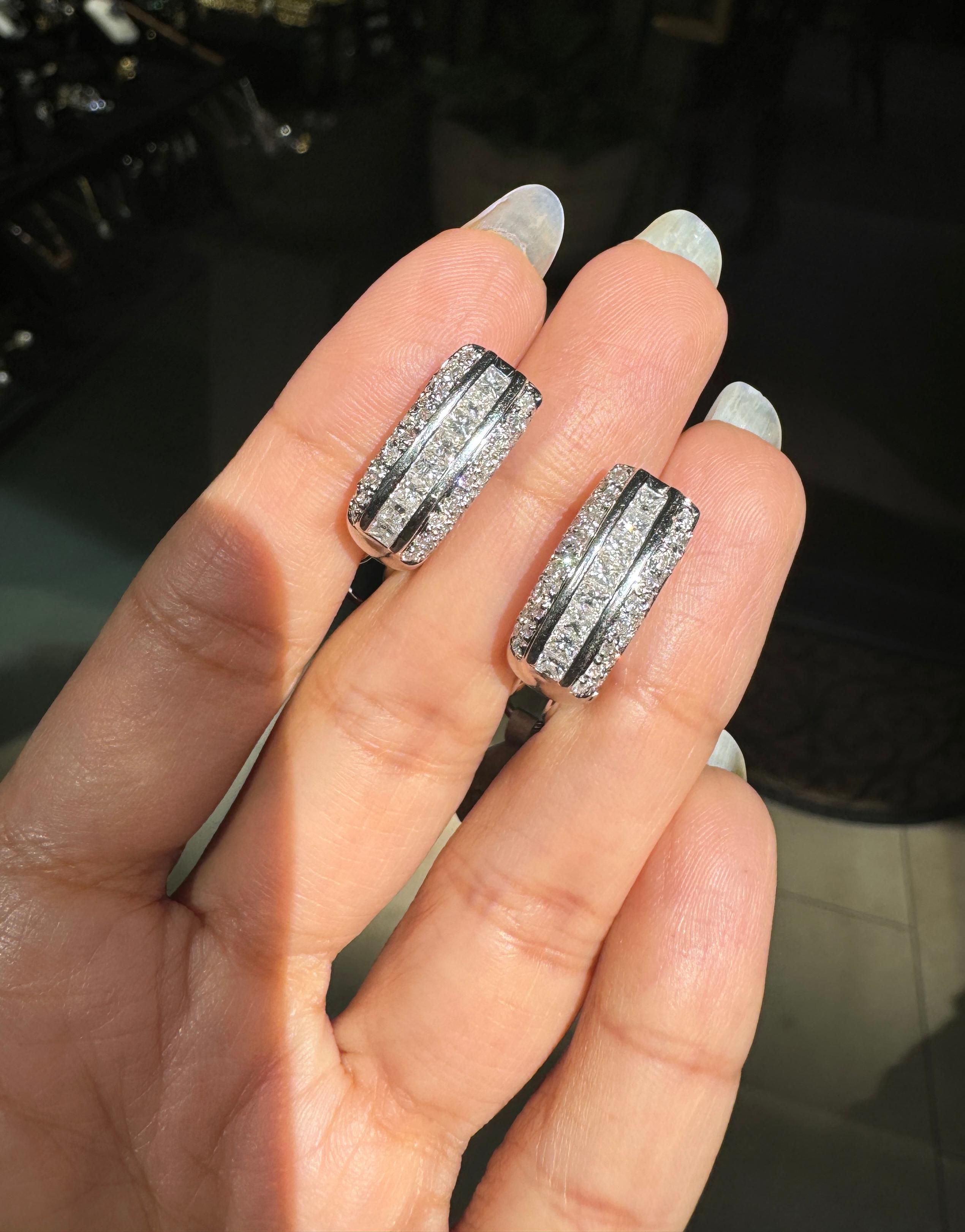 Taille princesse Boucles d'oreilles en or blanc 18 carats et diamants, demi-cerceau à trois rangées de leviers en vente