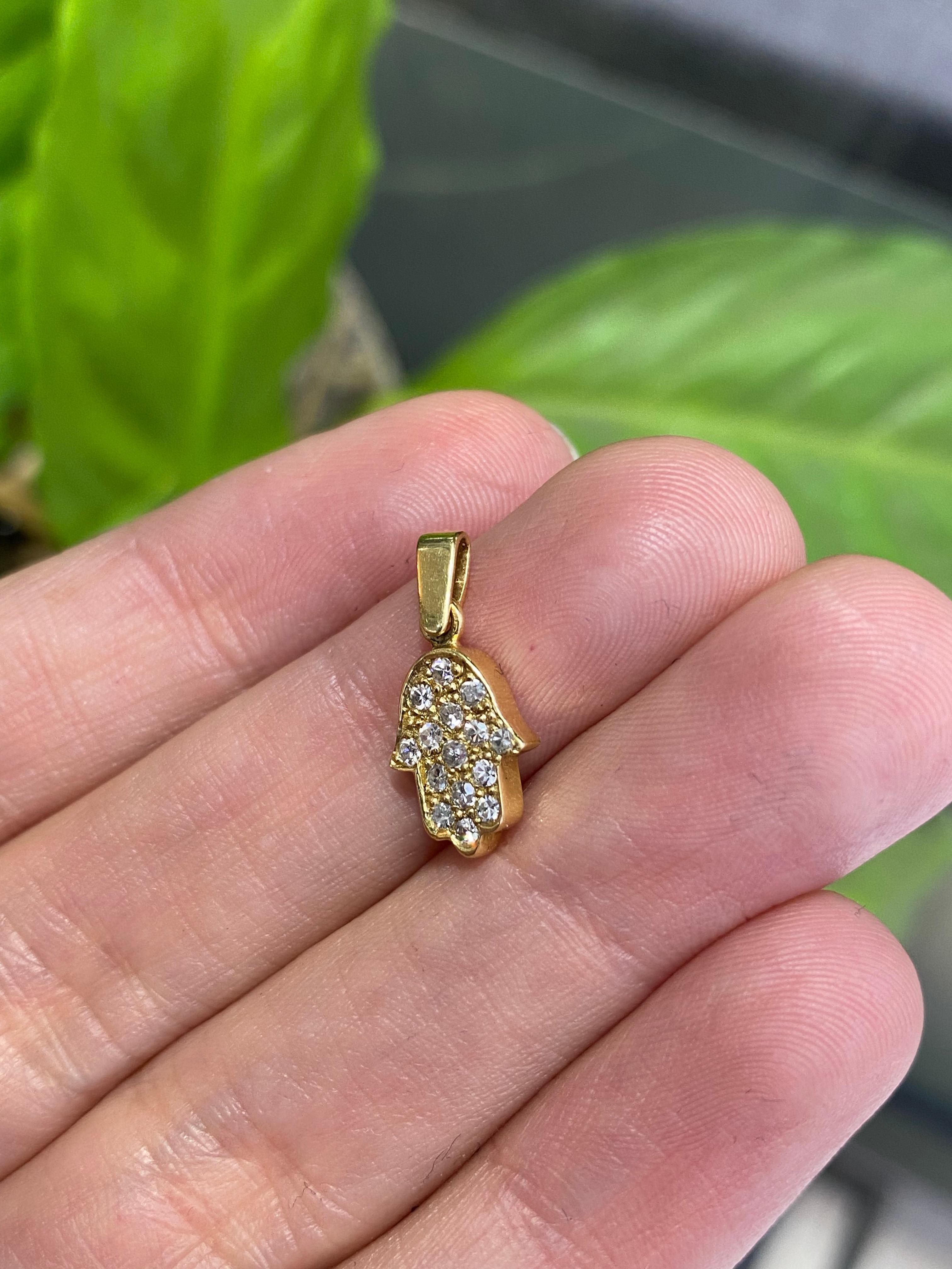 Moderne Pendentif main Hamsa en or jaune 18 carats et diamants en vente
