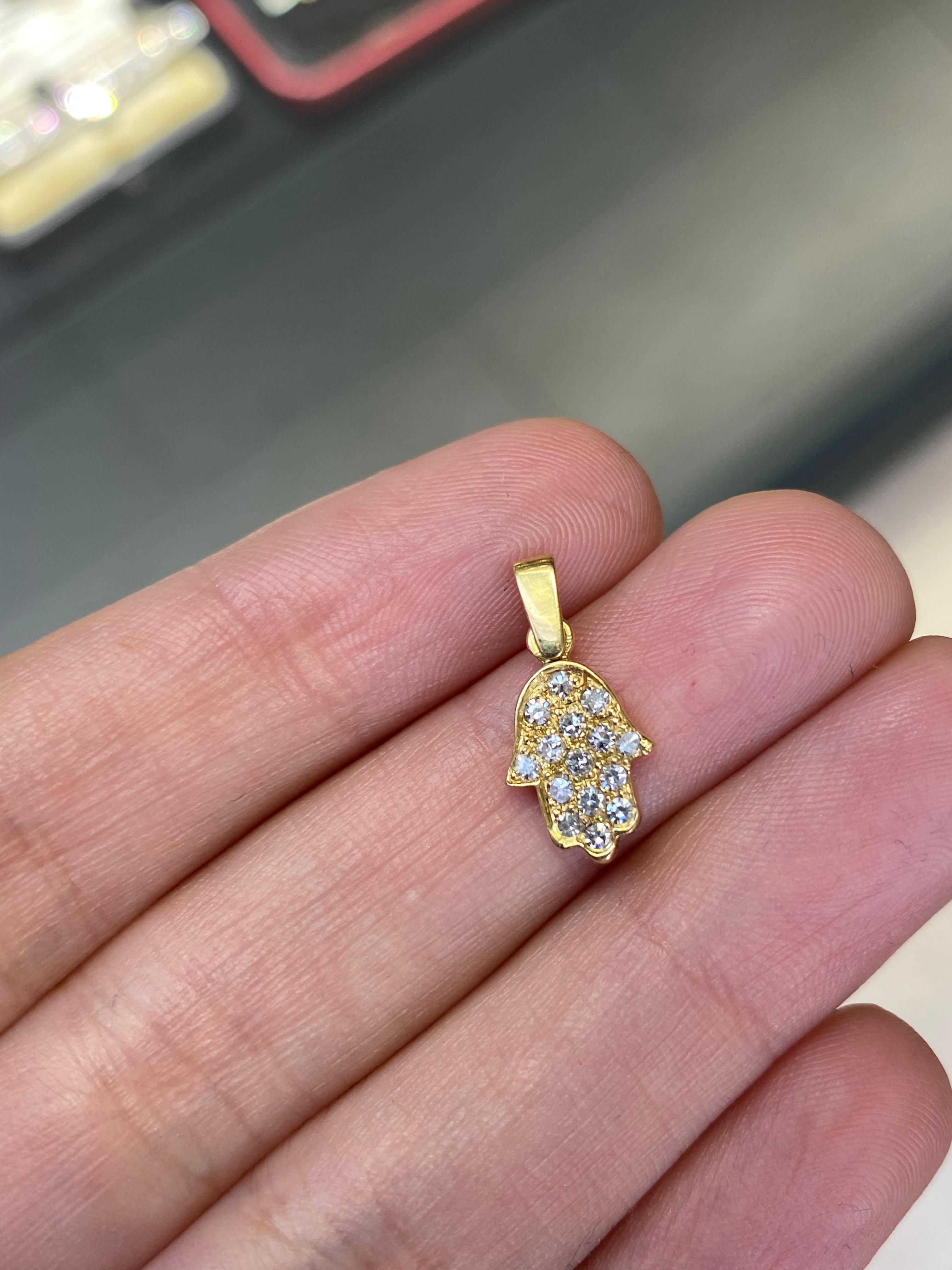 Taille brillant Pendentif main Hamsa en or jaune 18 carats et diamants en vente
