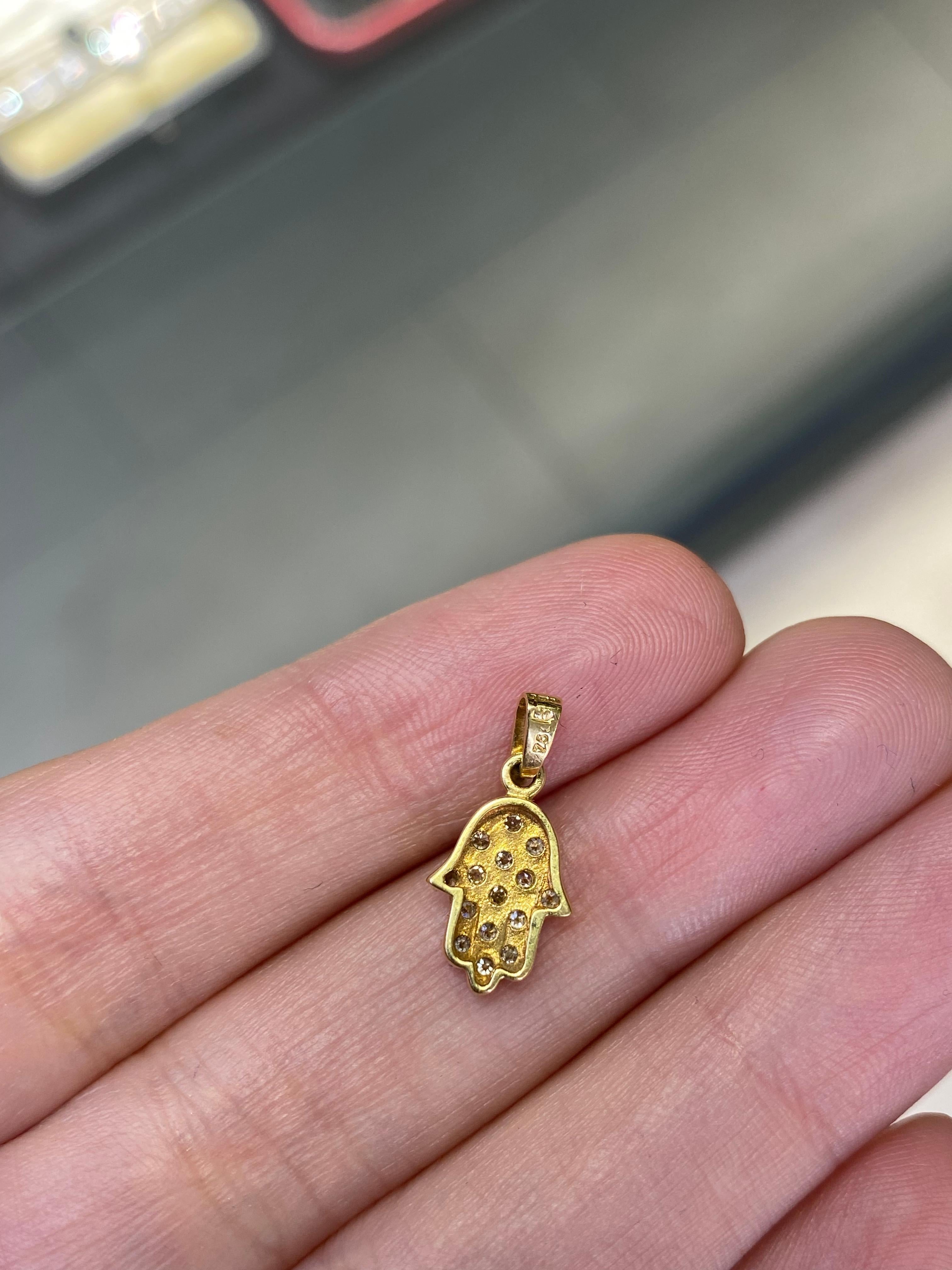 Pendentif main Hamsa en or jaune 18 carats et diamants Excellent état - En vente à London, GB