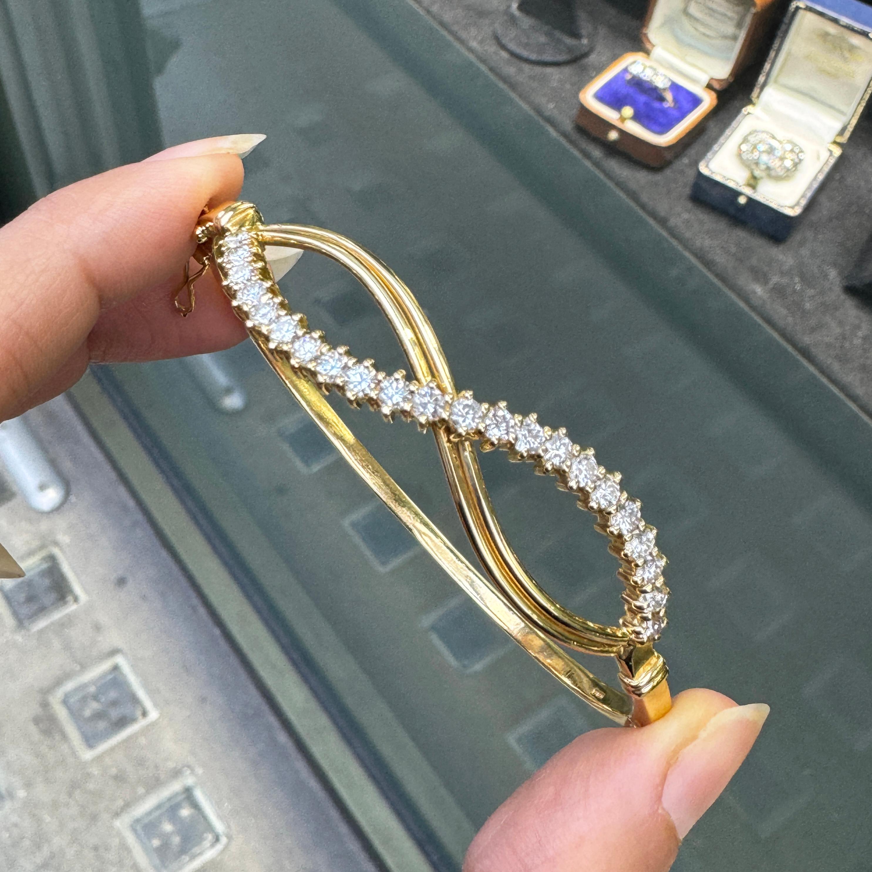 Infinity-Armreif aus Diamanten und 18 Karat Gelbgold, 1981 für Damen oder Herren im Angebot