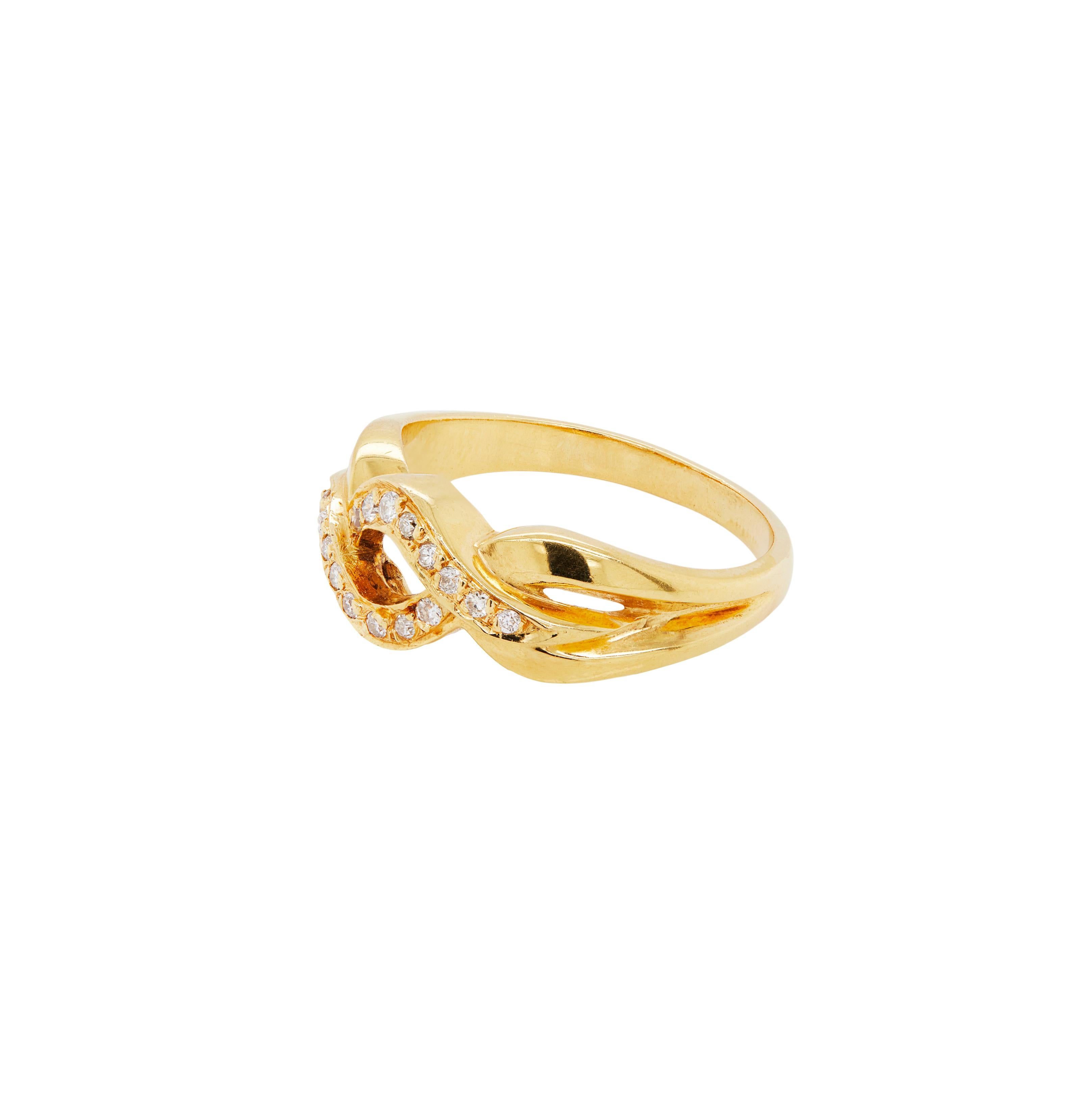 Réalisée en or jaune 18 carats, cette magnifique bague à anneaux entrelacés est une pièce de base pour toute collection de bijoux fins.

Les courbes élancées de l'or jaune chaud et poli s'écoulent harmonieusement autour du doigt, créant une