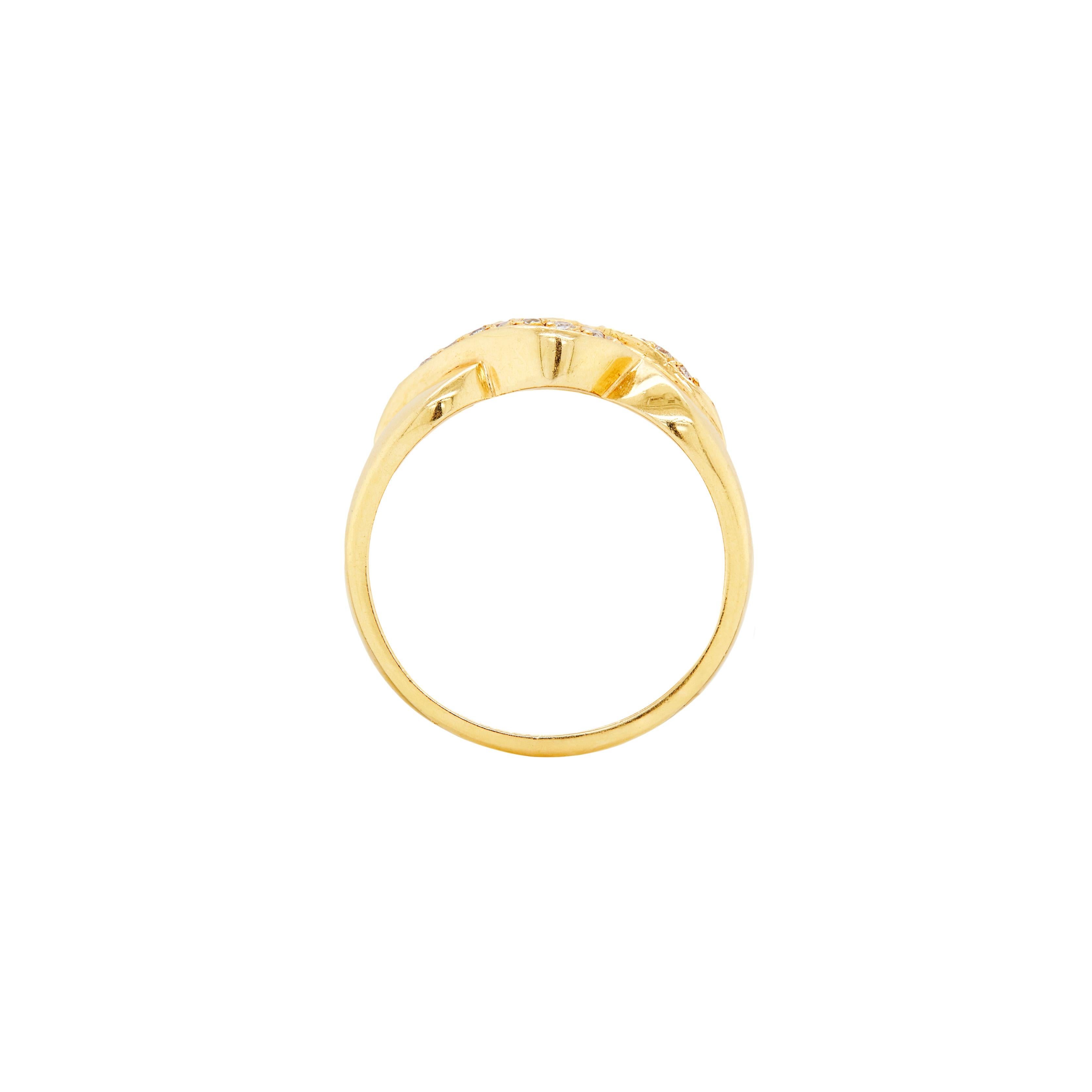 Moderne Bague à vagues entrelacées en or jaune 18 carats et diamant en vente