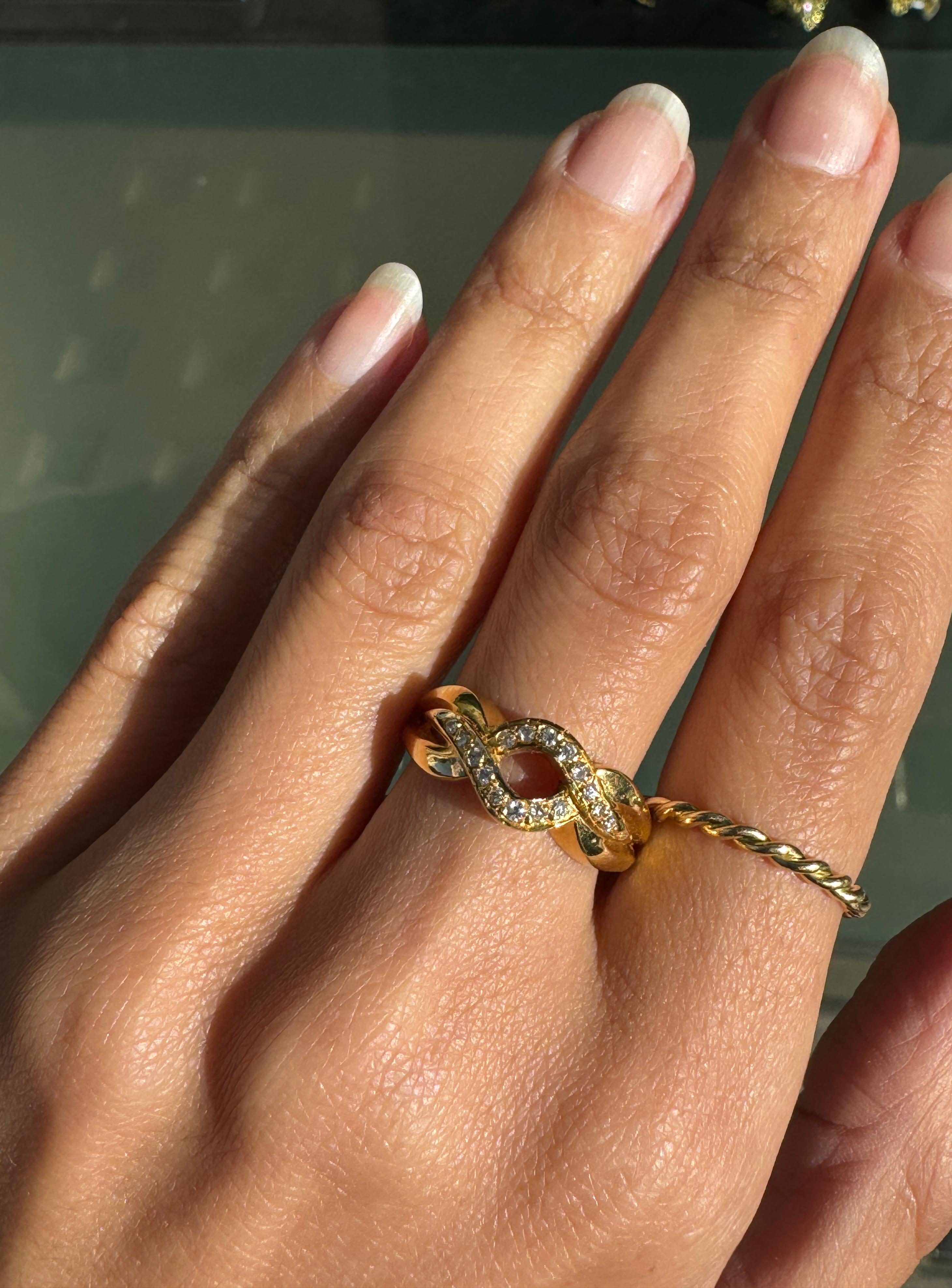 Taille brillant Bague à vagues entrelacées en or jaune 18 carats et diamant en vente