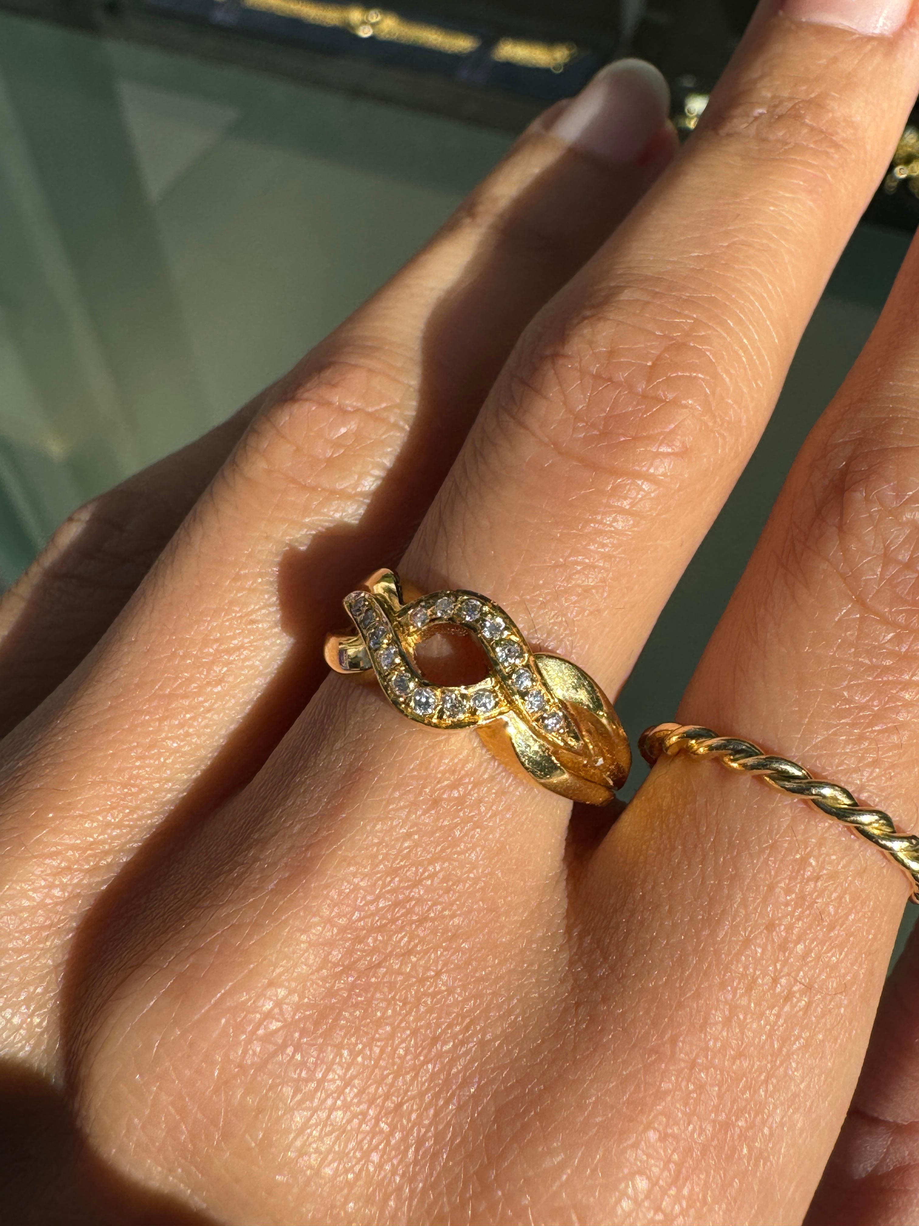 Bague à vagues entrelacées en or jaune 18 carats et diamant Excellent état - En vente à London, GB