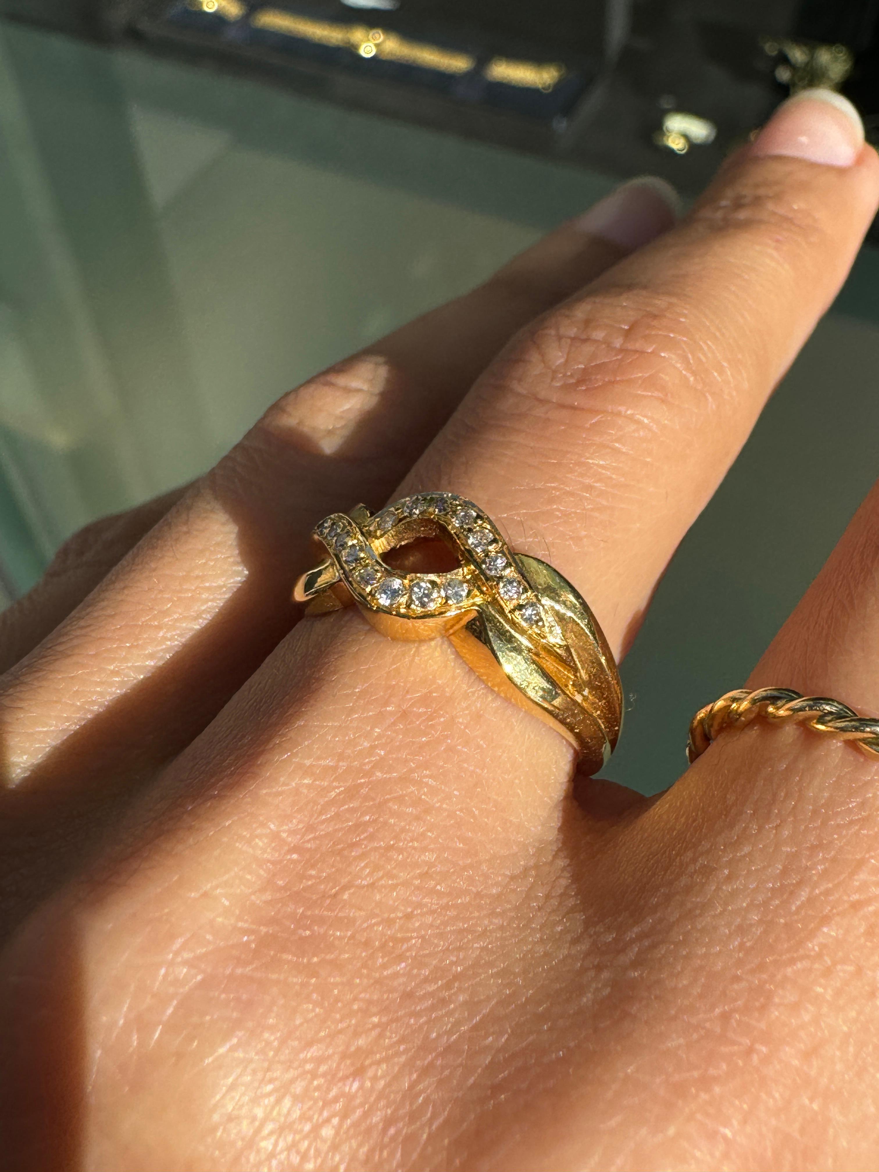Bague à vagues entrelacées en or jaune 18 carats et diamant Unisexe en vente