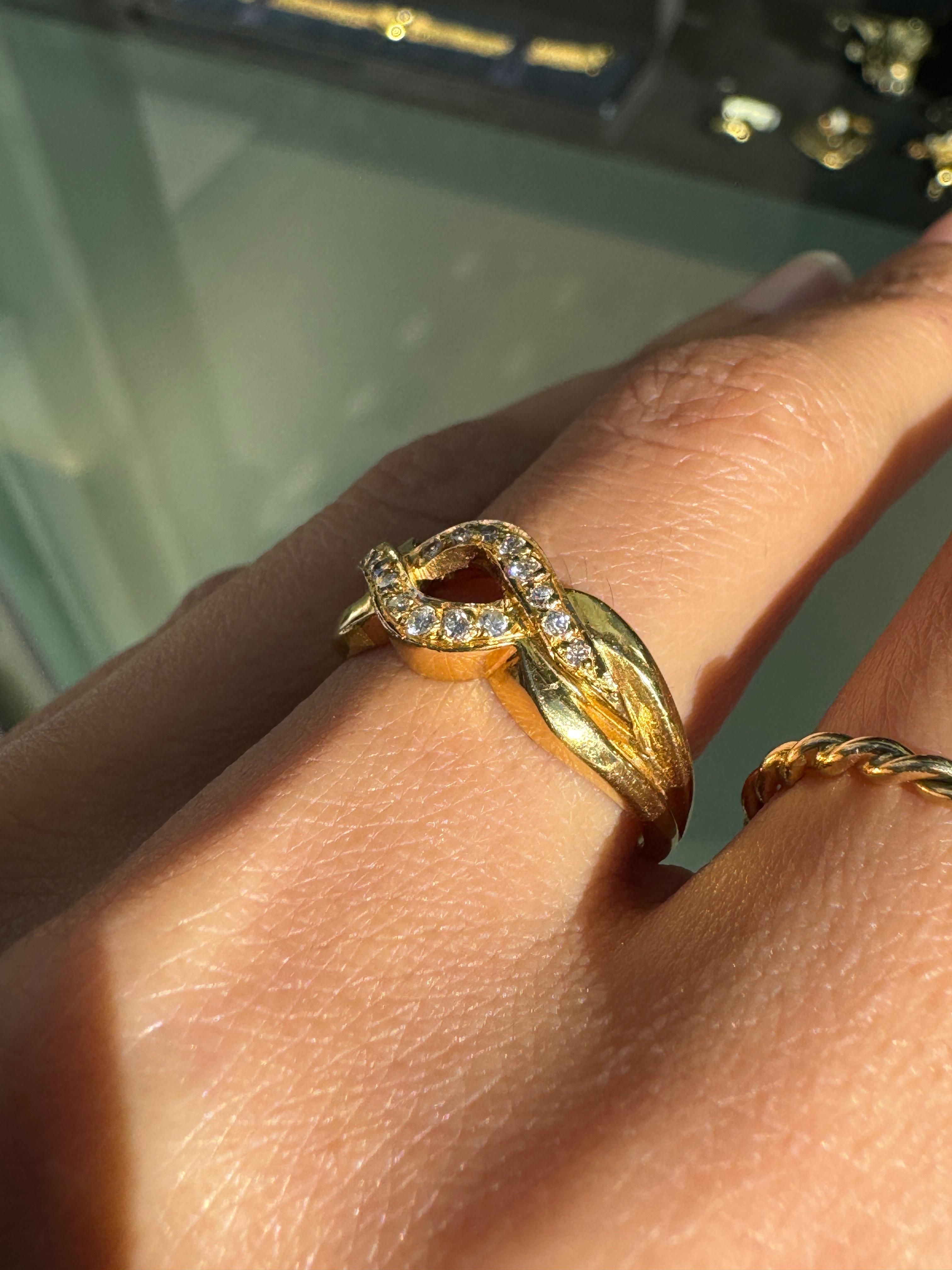 Bague à vagues entrelacées en or jaune 18 carats et diamant en vente 1