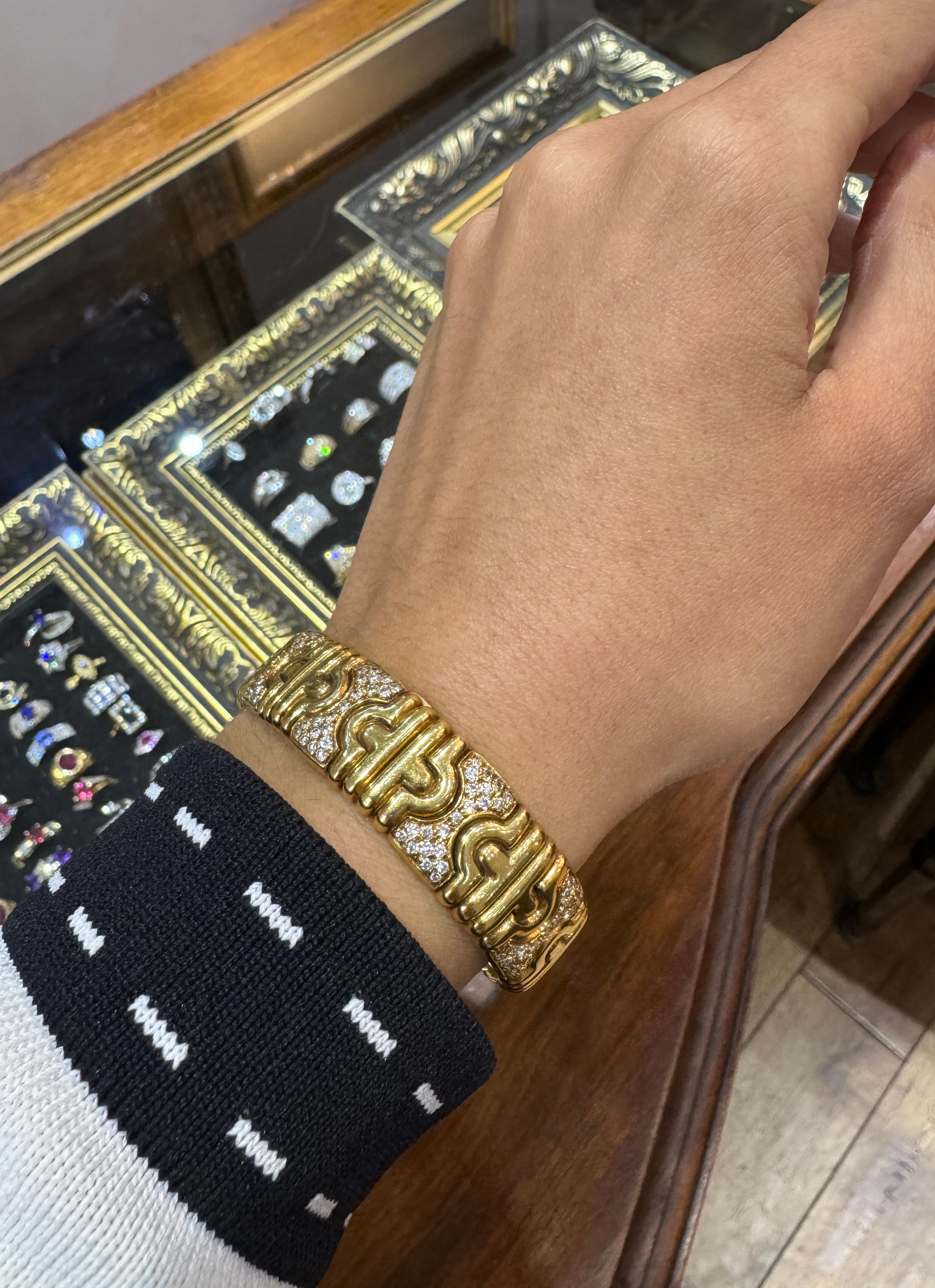 Taille brillant Bracelet flexible en or jaune 18 carats et diamants en vente