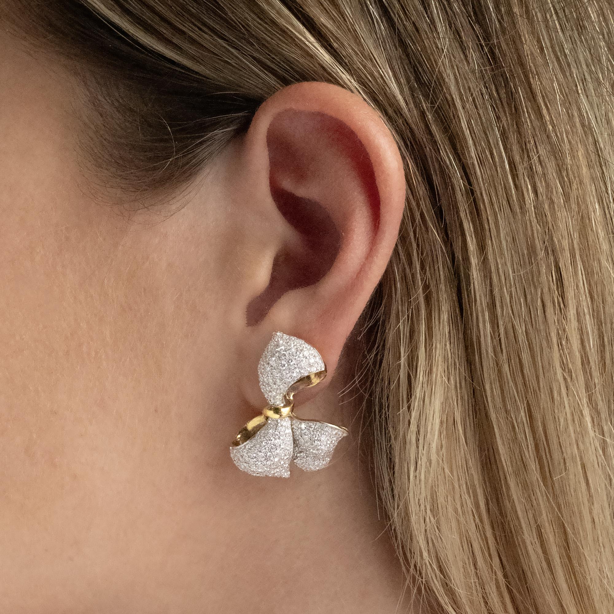 Taglio rotondo Orecchini a fiocco con diamanti e oro 18 carati in vendita