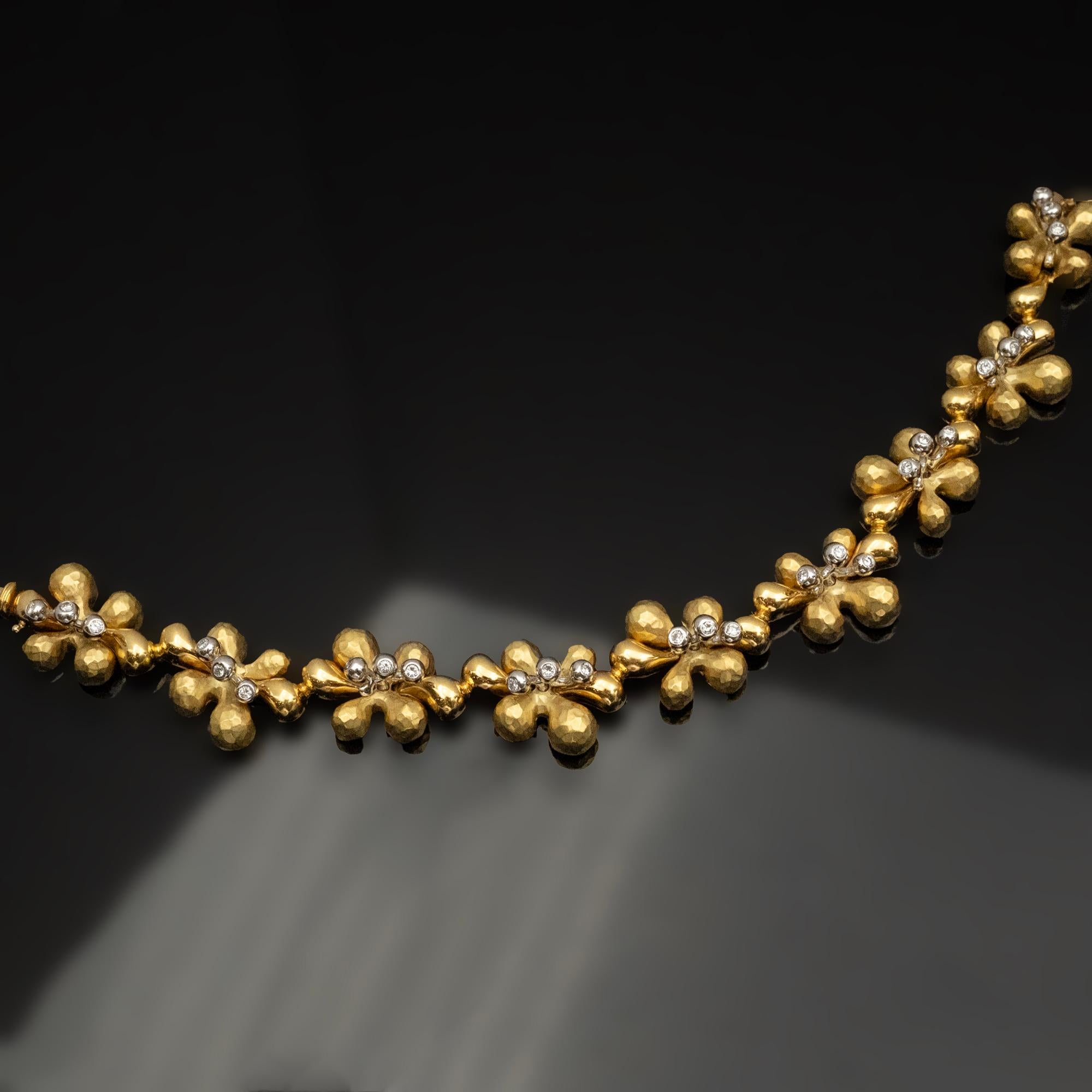 Gehämmertes Blumenarmband mit Diamanten und 18 Karat Gold (Zeitgenössisch) im Angebot