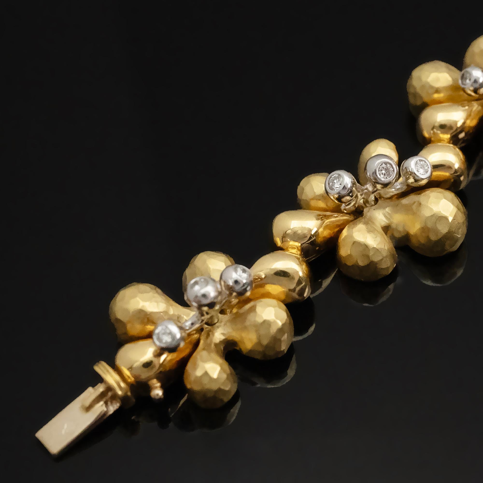 Gehämmertes Blumenarmband mit Diamanten und 18 Karat Gold im Zustand „Neu“ im Angebot in Monte Carlo, MC
