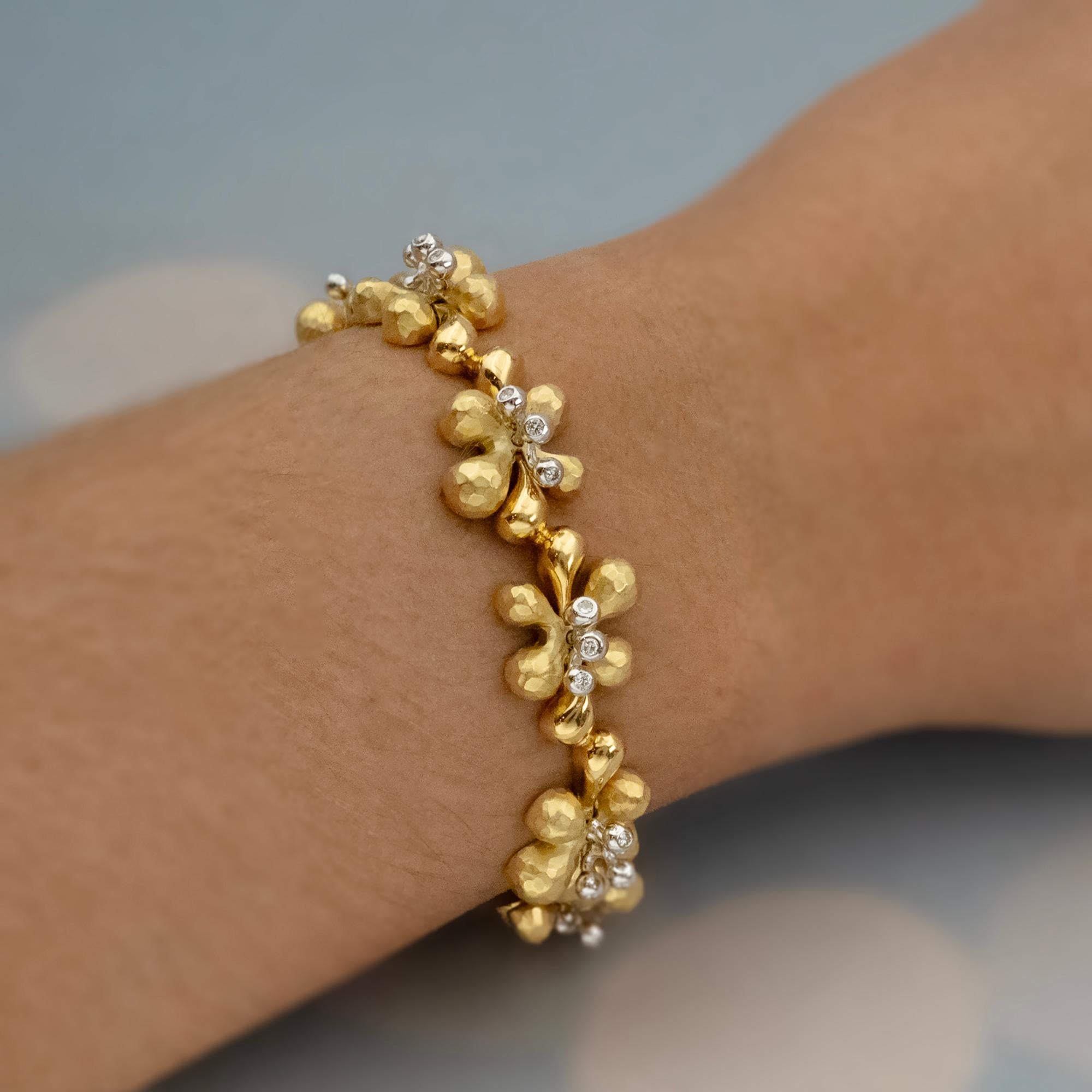 Gehämmertes Blumenarmband mit Diamanten und 18 Karat Gold Damen im Angebot