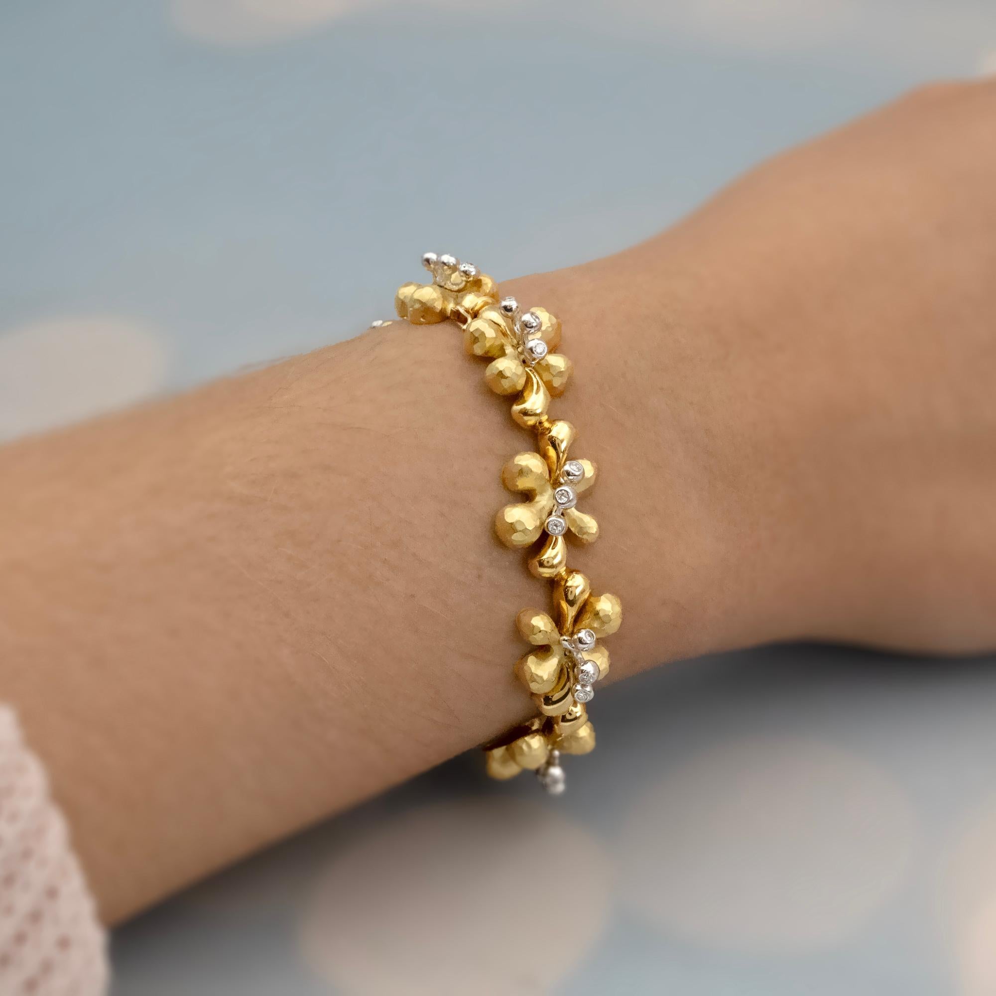 Gehämmertes Blumenarmband mit Diamanten und 18 Karat Gold im Angebot 1