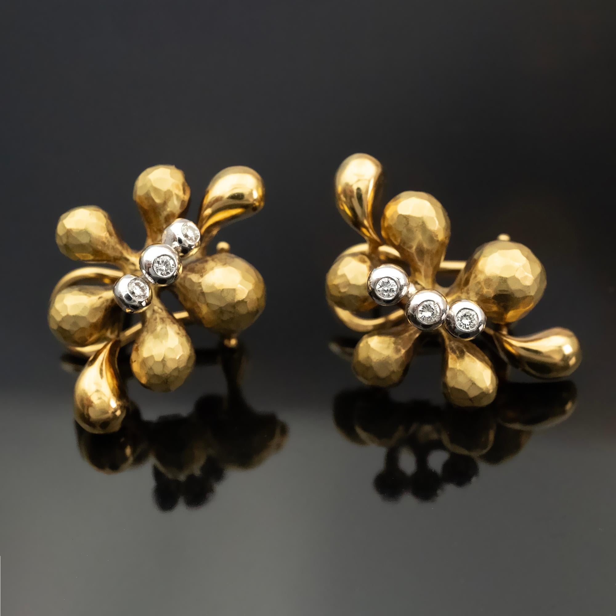 Cette paire de boucles d'oreilles sculpturales est proposée par Claris.A. La paire est fabriquée en or 18 carats et se caractérise par des pétales doucement arrondis aux finitions martelées ou polies. Le contraste entre la surface texturée et la
