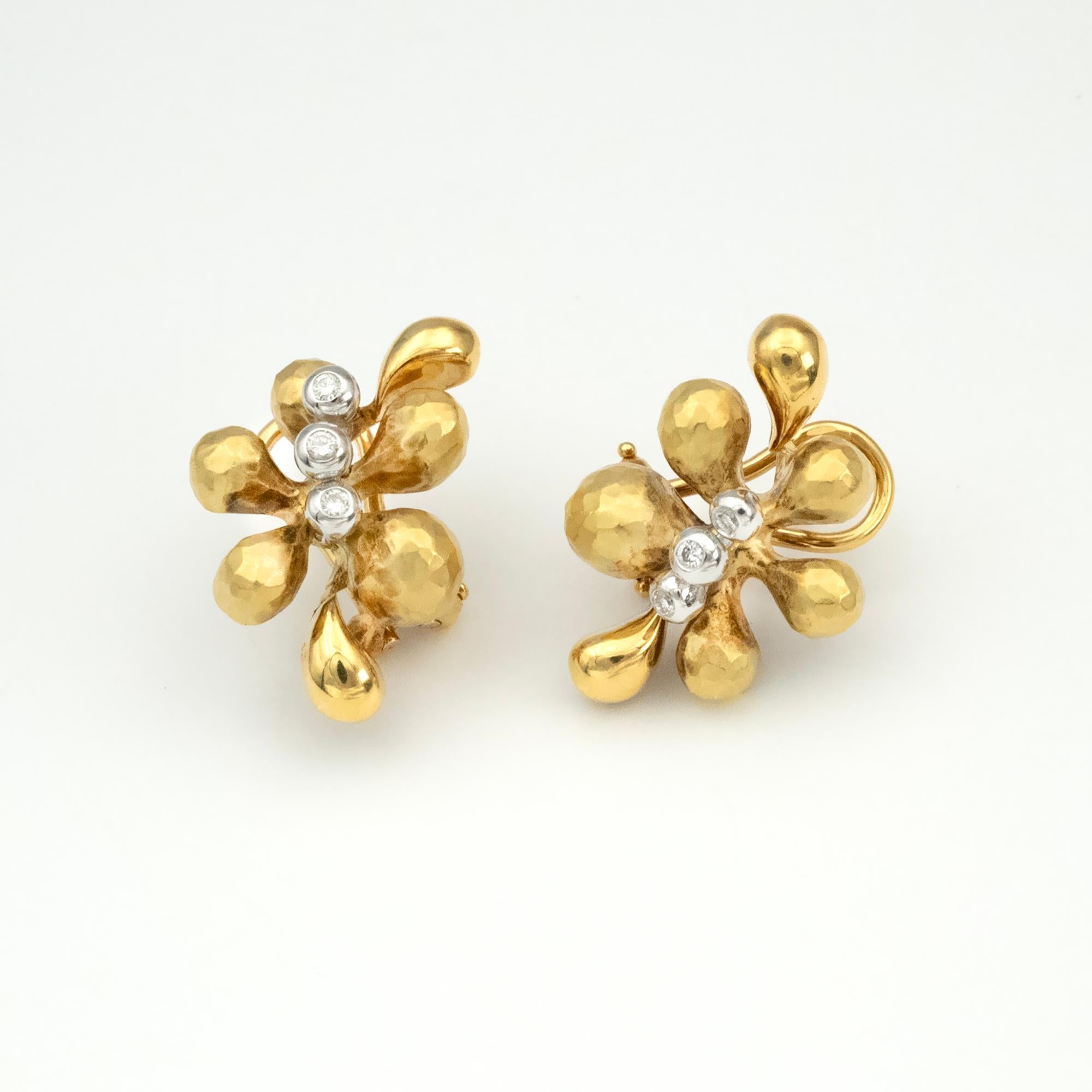 Contemporain Boucles d'oreilles composées de fleurs martelées en or 18 carats et diamants en vente