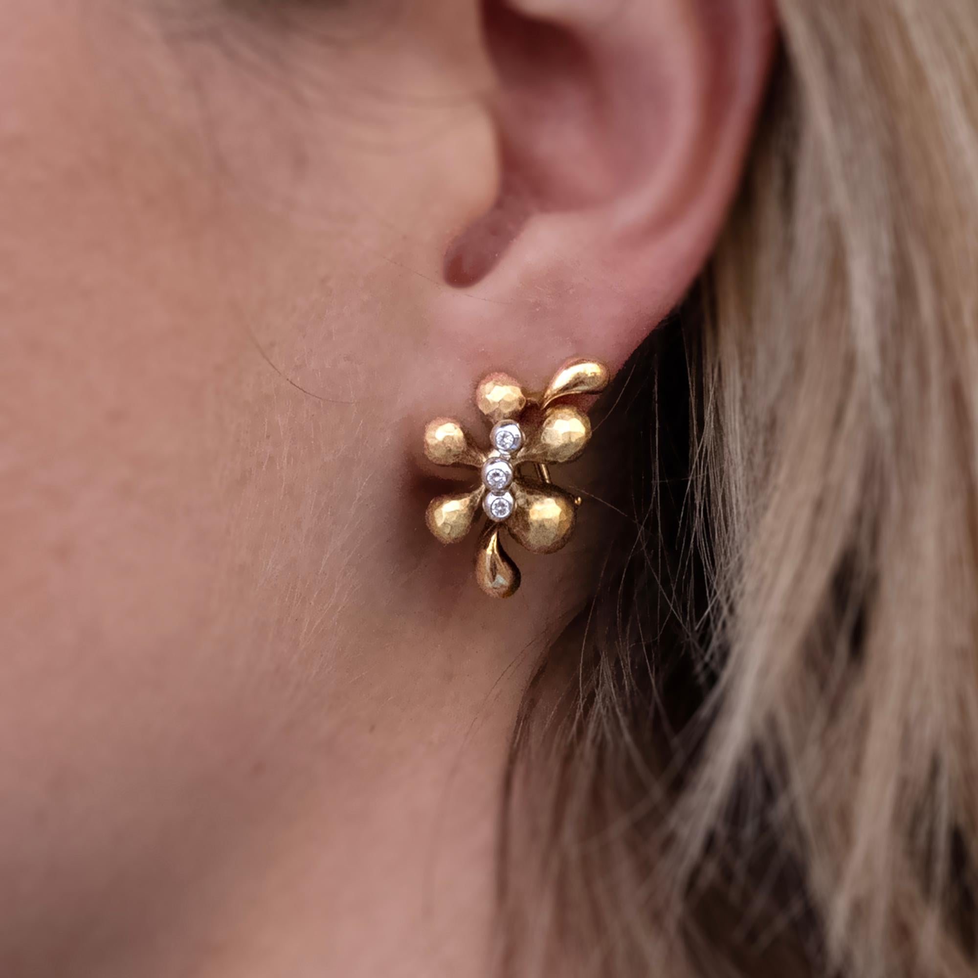 Taille brillant Boucles d'oreilles composées de fleurs martelées en or 18 carats et diamants en vente