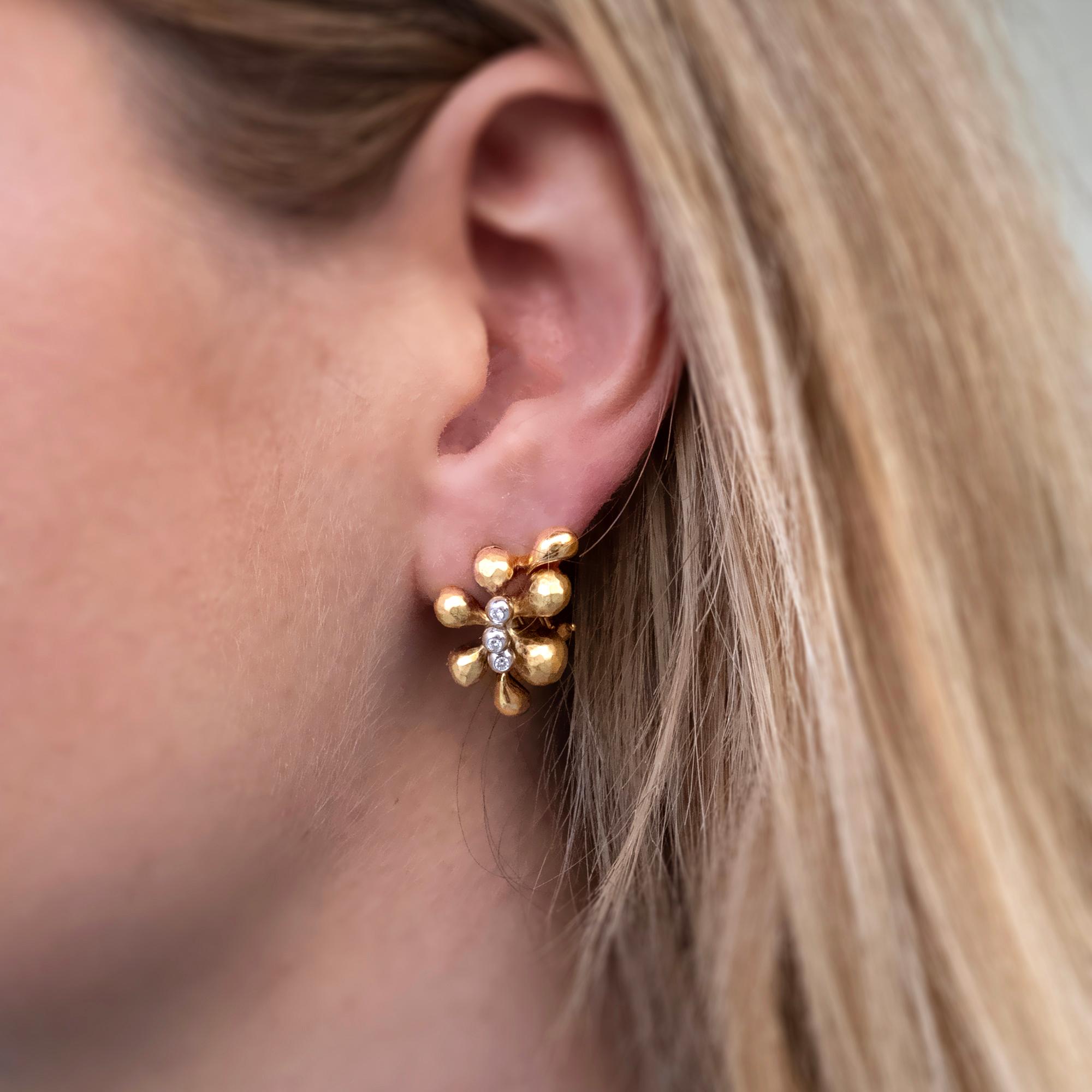 Boucles d'oreilles composées de fleurs martelées en or 18 carats et diamants Neuf - En vente à Monte Carlo, MC