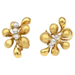 Boucles d'oreilles composées de fleurs martelées en or 18 carats et diamants