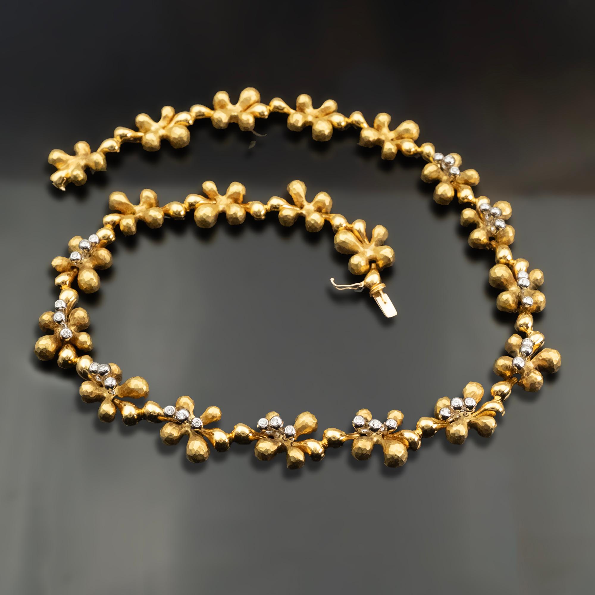 Donna Collana floreale martellata con diamanti e oro 18 carati in vendita