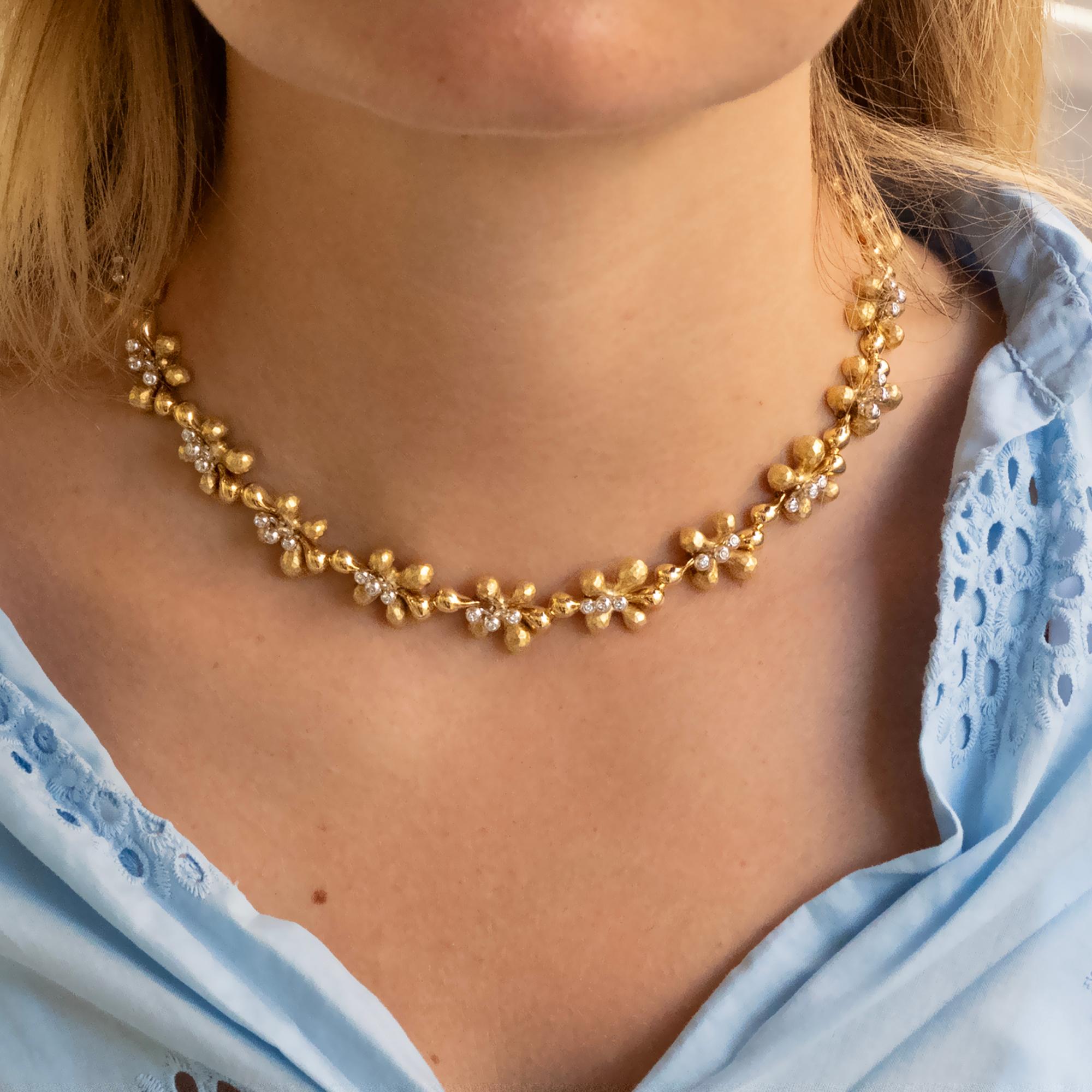 Collana floreale martellata con diamanti e oro 18 carati in vendita 1