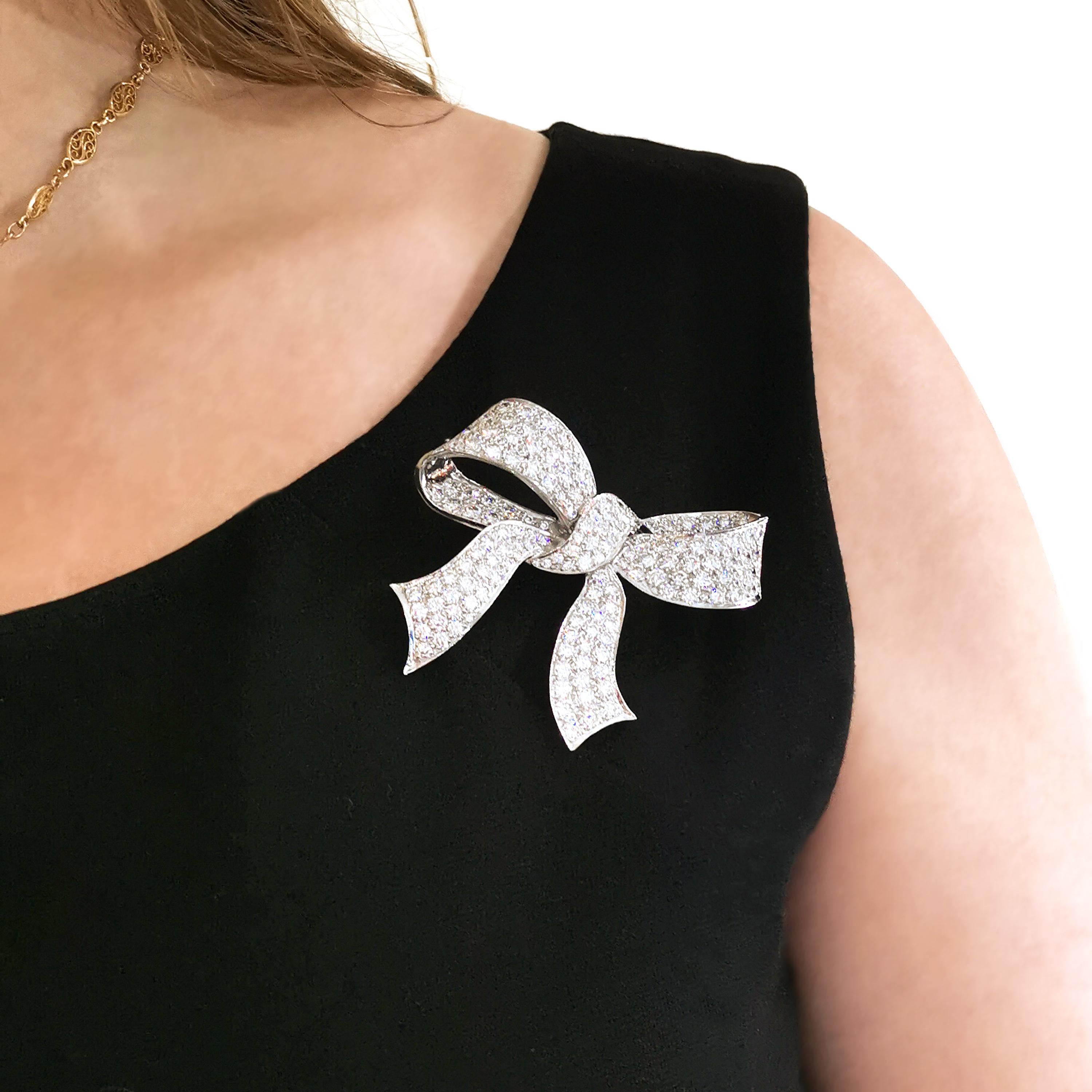 Una spilla a fiocco in oro bianco 18 ct e diamanti tondi taglio brillante della fine del XX secolo, con circa 15,00 carati; secondo noi il colore va da G a H e la purezza è VS, con incastonatura a pavé, marchio di garanzia in oro 18 ct e data Londra