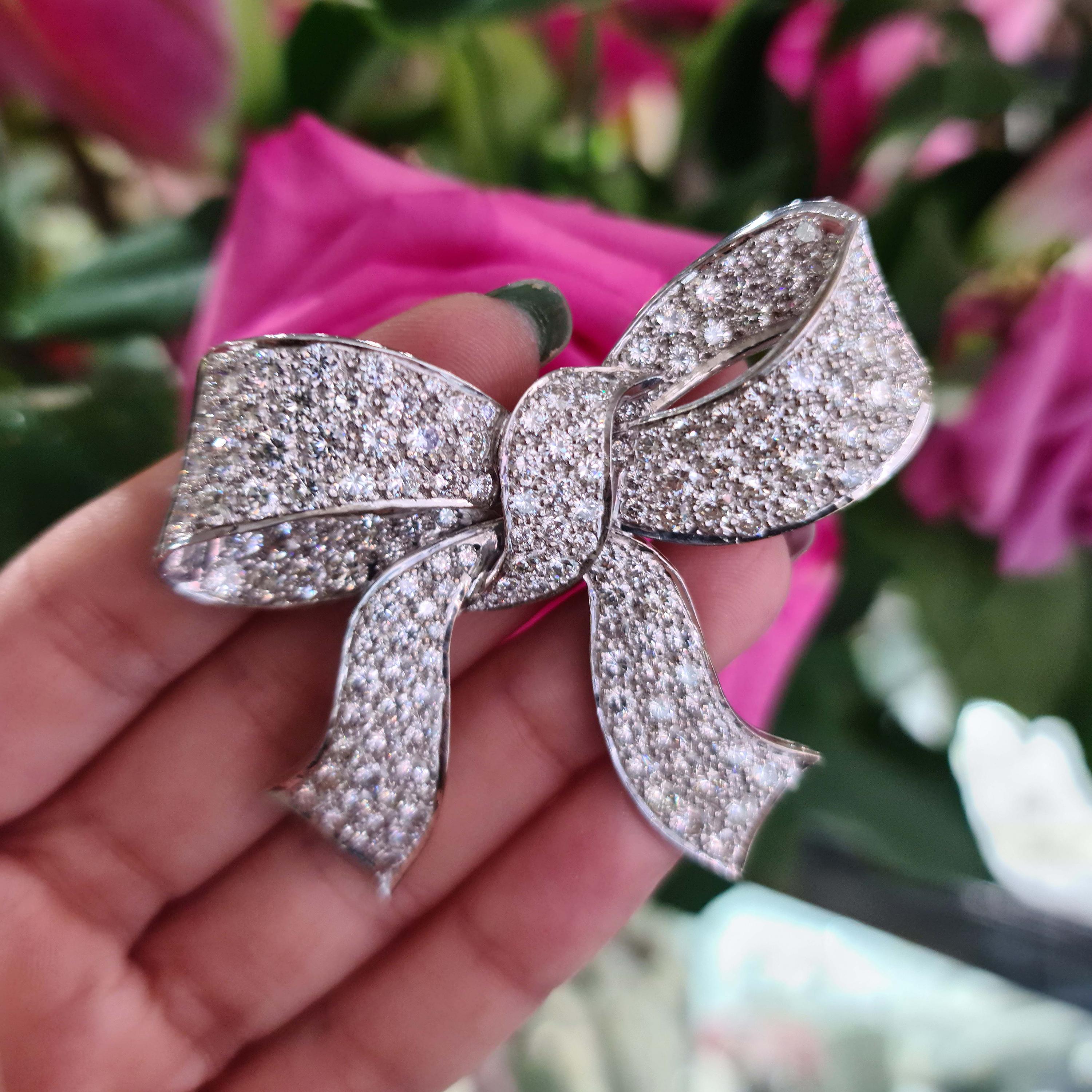 Diamond and 18 Karat White Gold Bow Brooch, 15.00 Carat, 1994 In Good Condition For Sale In London, GB