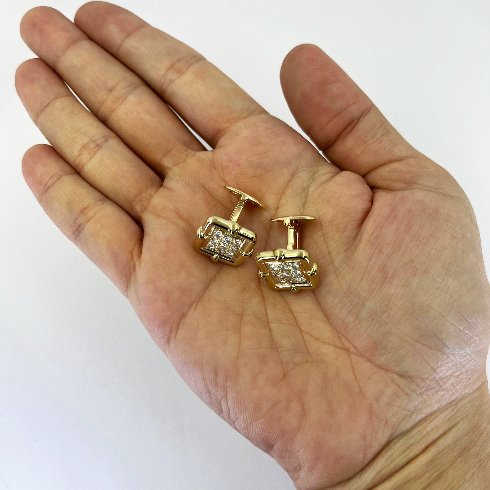 Gemelos cuadrados de oro amarillo de 18 quilates con 18 diamantes redondos talla brillante de claridad VS y color G/H que suman aproximadamente 1,00 quilate. Respaldos abatibles. El peso final es de 13,7 gramos.