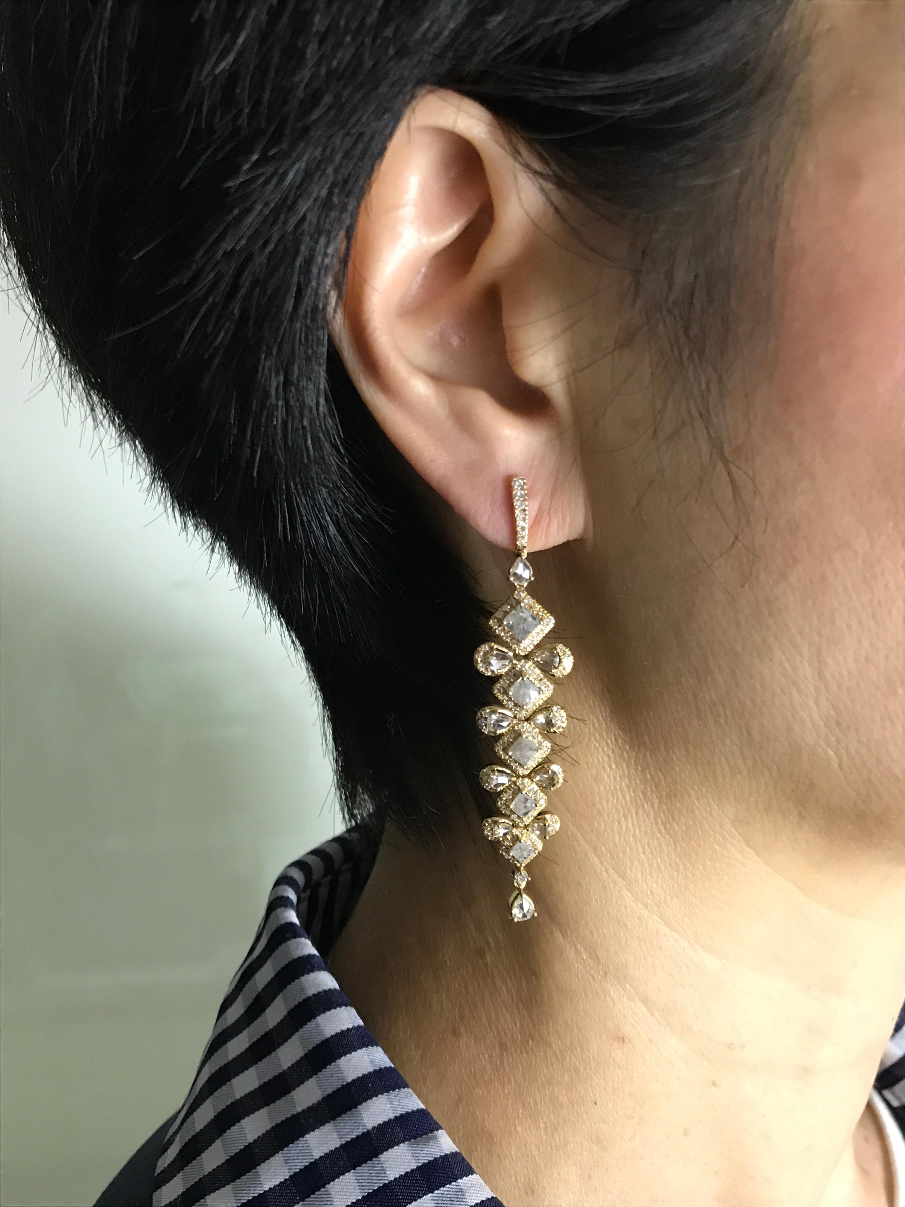 Diamond and 18 Karat Yellow Gold Dangling Earrings In Excellent Condition In Bangkok, Thailand