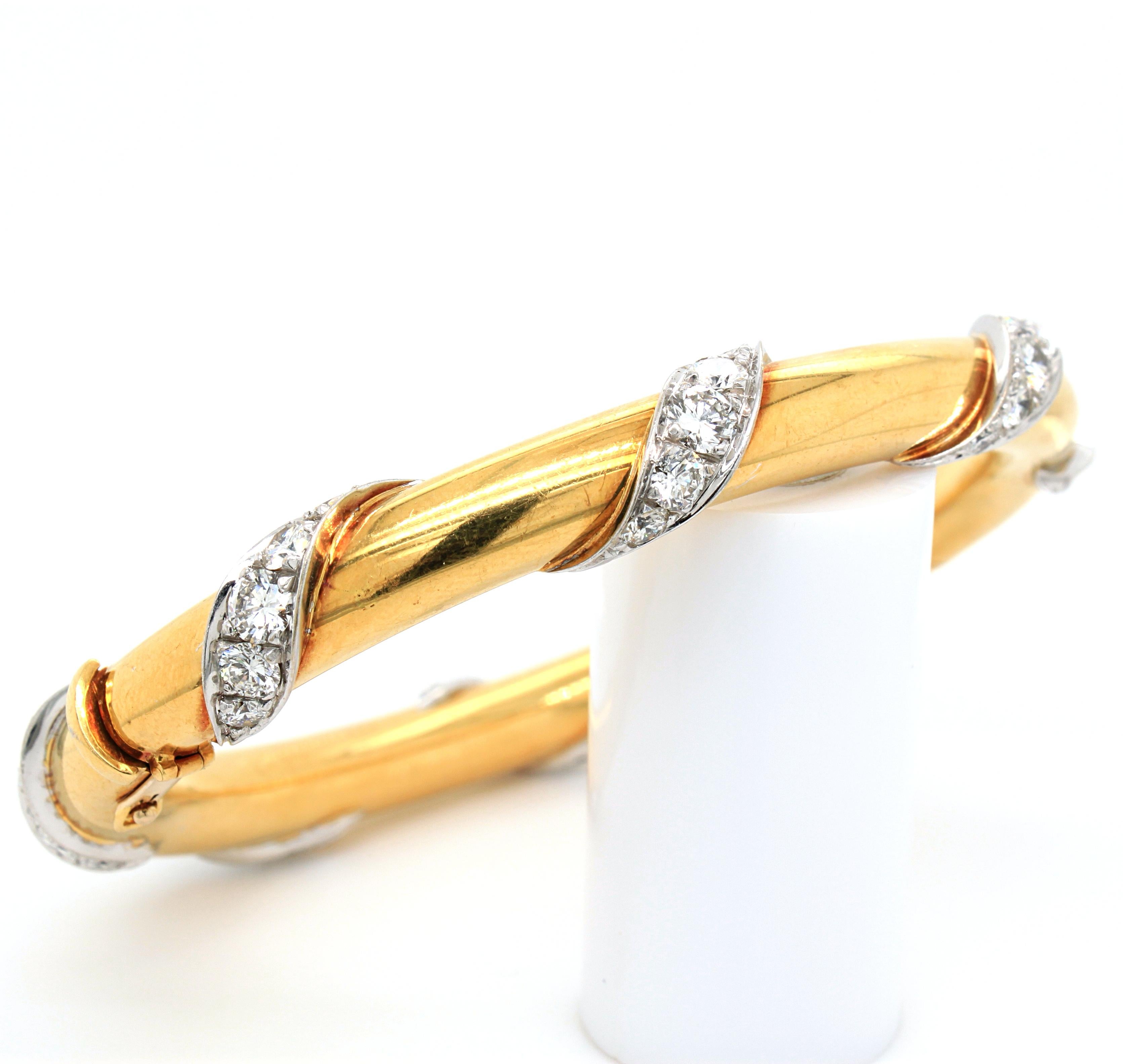 Diamond and 18K Gold Bangle, 20th Century For Sale 1