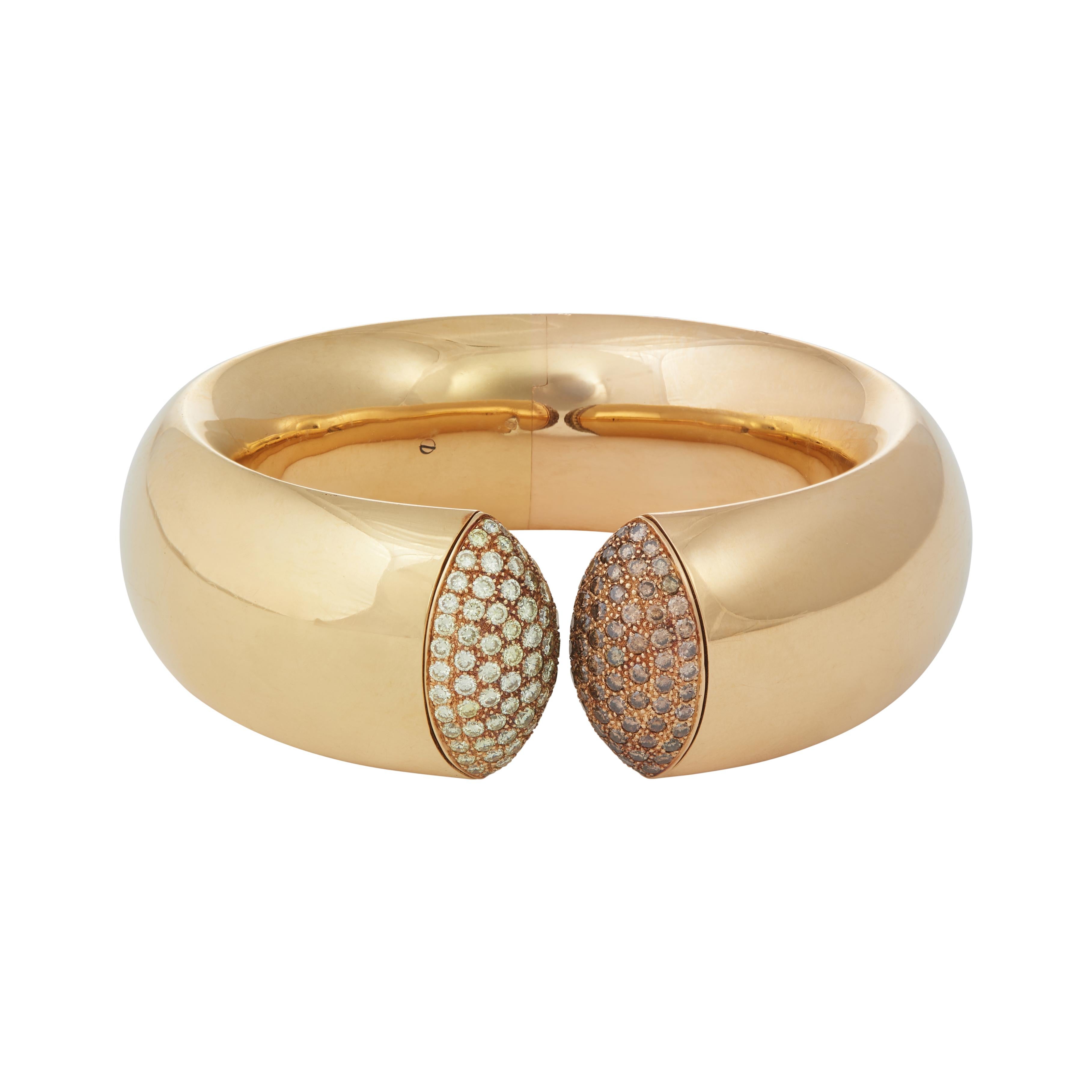 Questo braccialetto bangle in oro giallo 18 carati liscio e lucido, ornato di diamanti, è perfetto per essere indossato da giorno a sera. Realizzato in Austria, questo braccialetto dal design modernista presenta una chiusura a cerniera ritorta