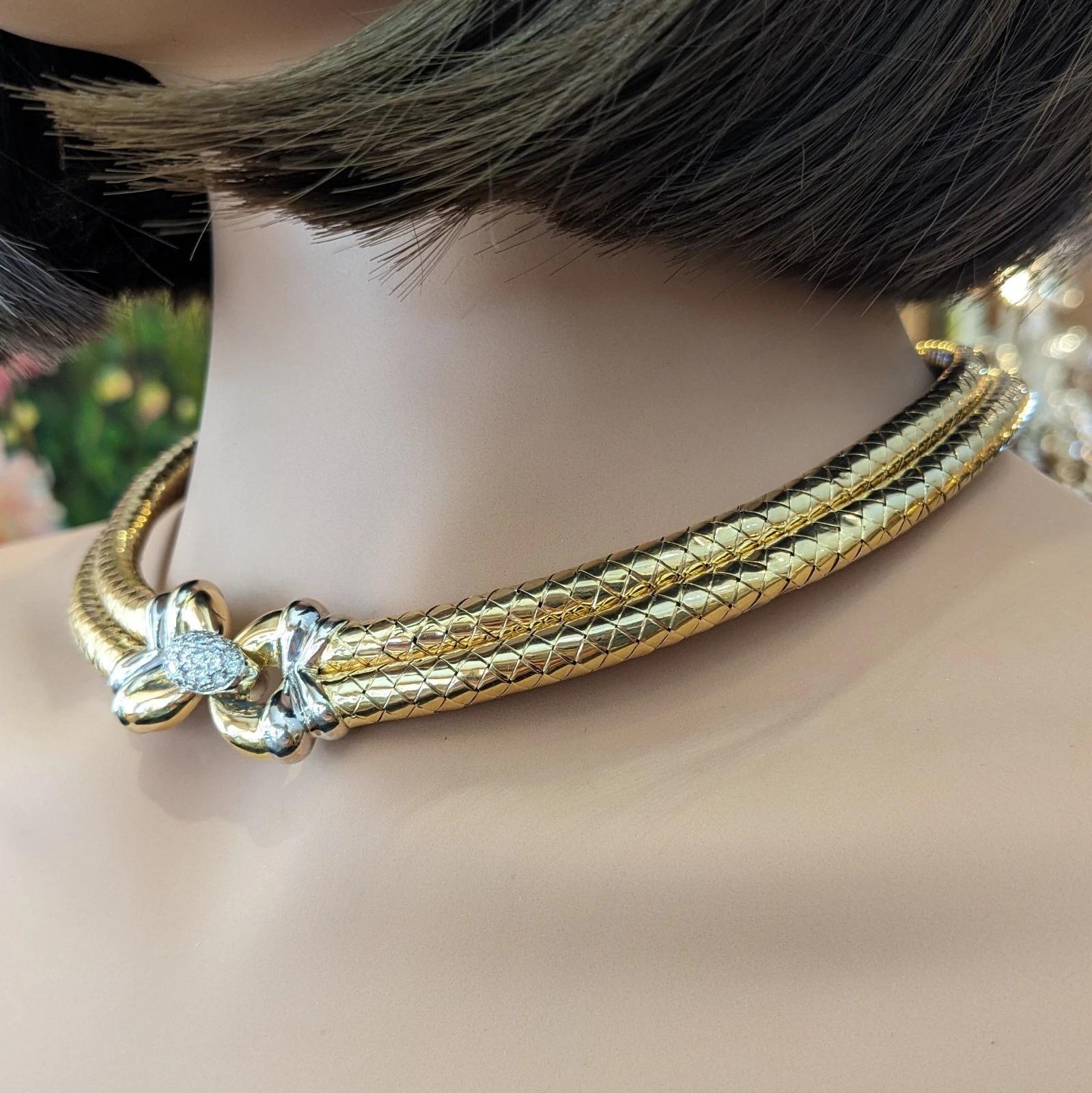 Collana girocollo in oro 18k e diamanti italiani

La collana Choker con diamanti è caratterizzata da una doppia fila di diamanti arrotondati in oro giallo 18 carati lucidato a specchio, con una struttura a forma di cordone che si incontra al centro
