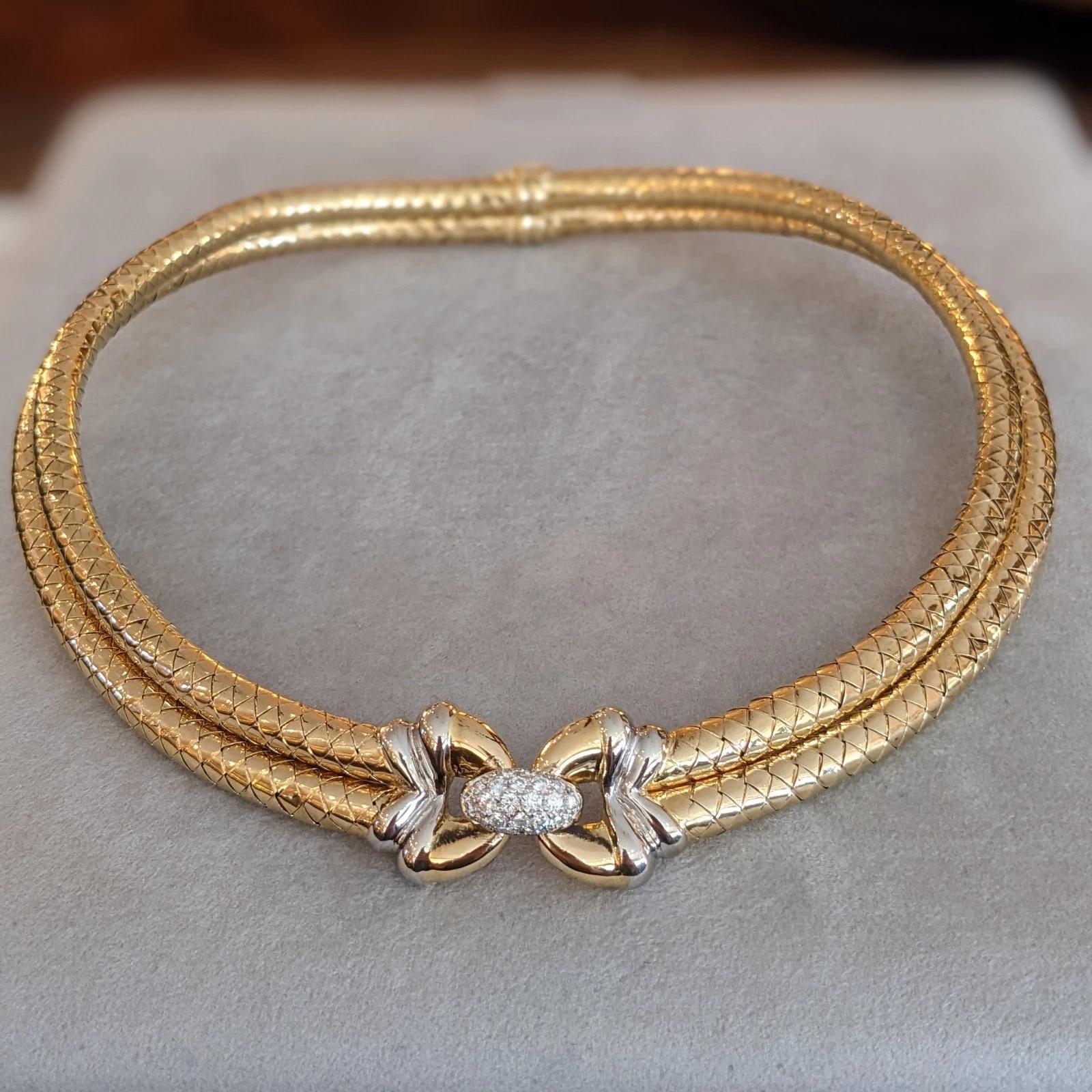 Taglio rotondo Collana girocollo con diamanti e oro 18k del produttore italiano Citra in vendita