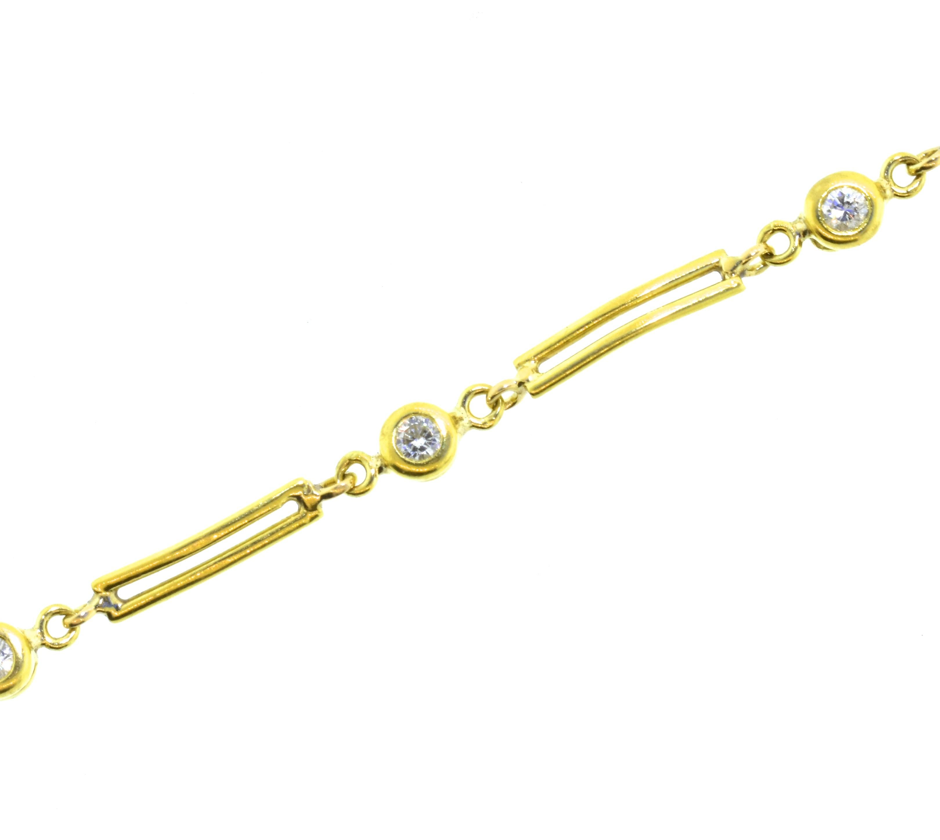 gliederarmband aus 18 Karat Gelbgold mit 6 feinen weißen Diamanten in Collet-Fassung.  Diese Diamanten sind alle gut aufeinander abgestimmt und zeichnen sich durch feine Symmetrie:: Farbe und Schliff aus.  Die Farbe wird auf H (fast farblos)