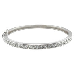 Bracelet manchette en diamants et or blanc 18 carats, pour un total de 3,36 carats