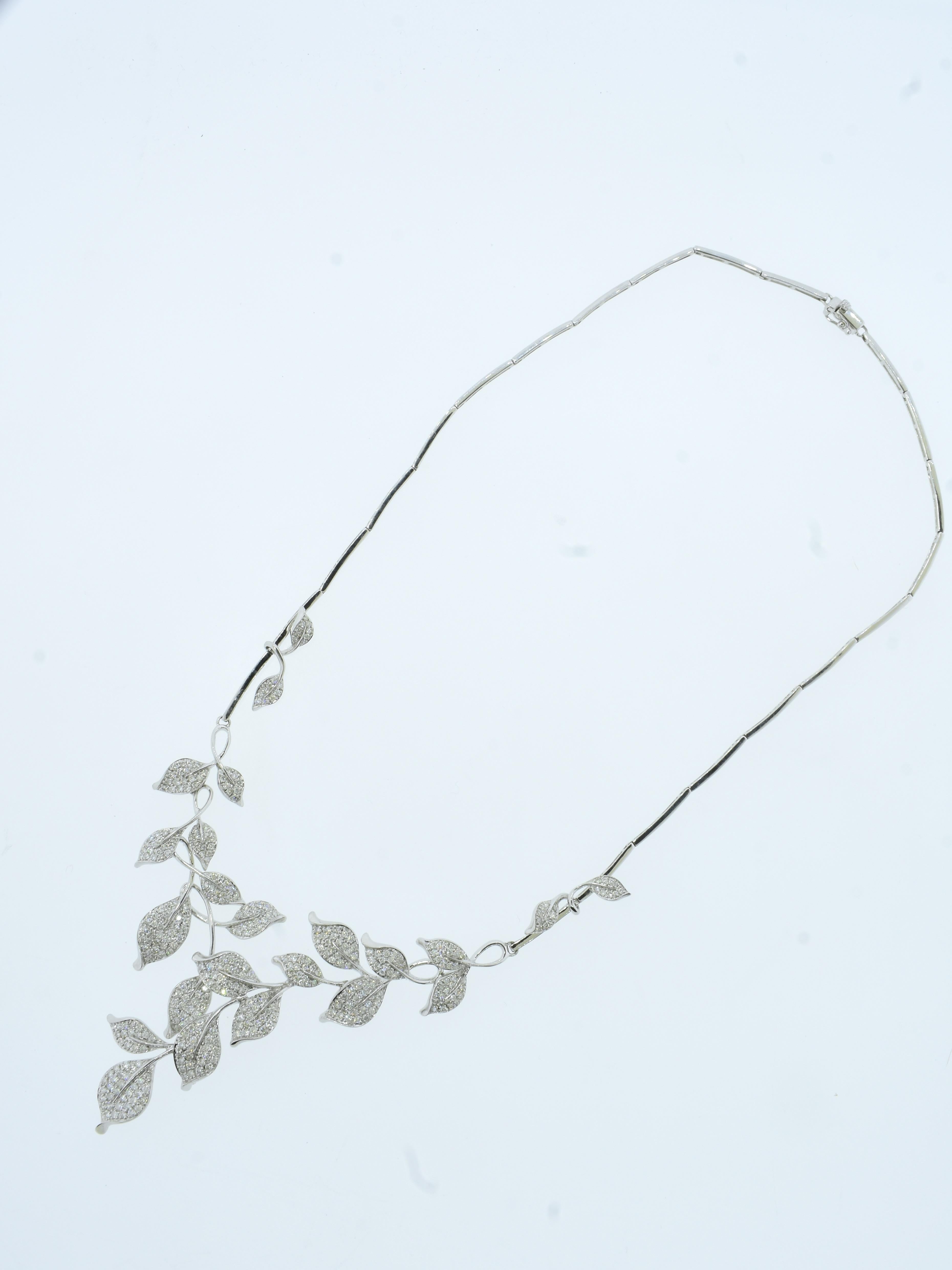 Collier contemporain en or blanc 18K et diamants, composé de feuillages stylisés. en vente 5