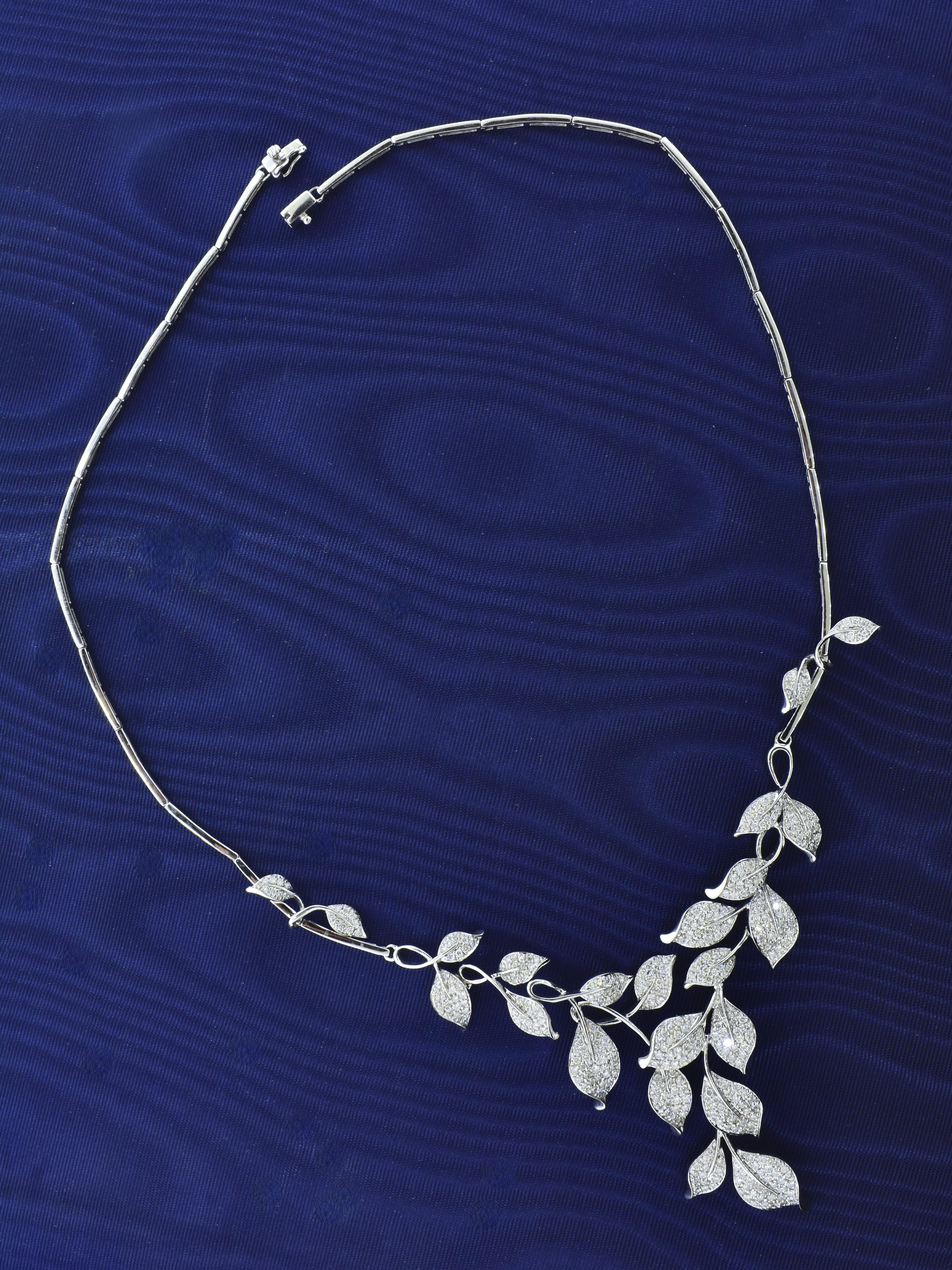Taille brillant Collier contemporain en or blanc 18K et diamants, composé de feuillages stylisés. en vente