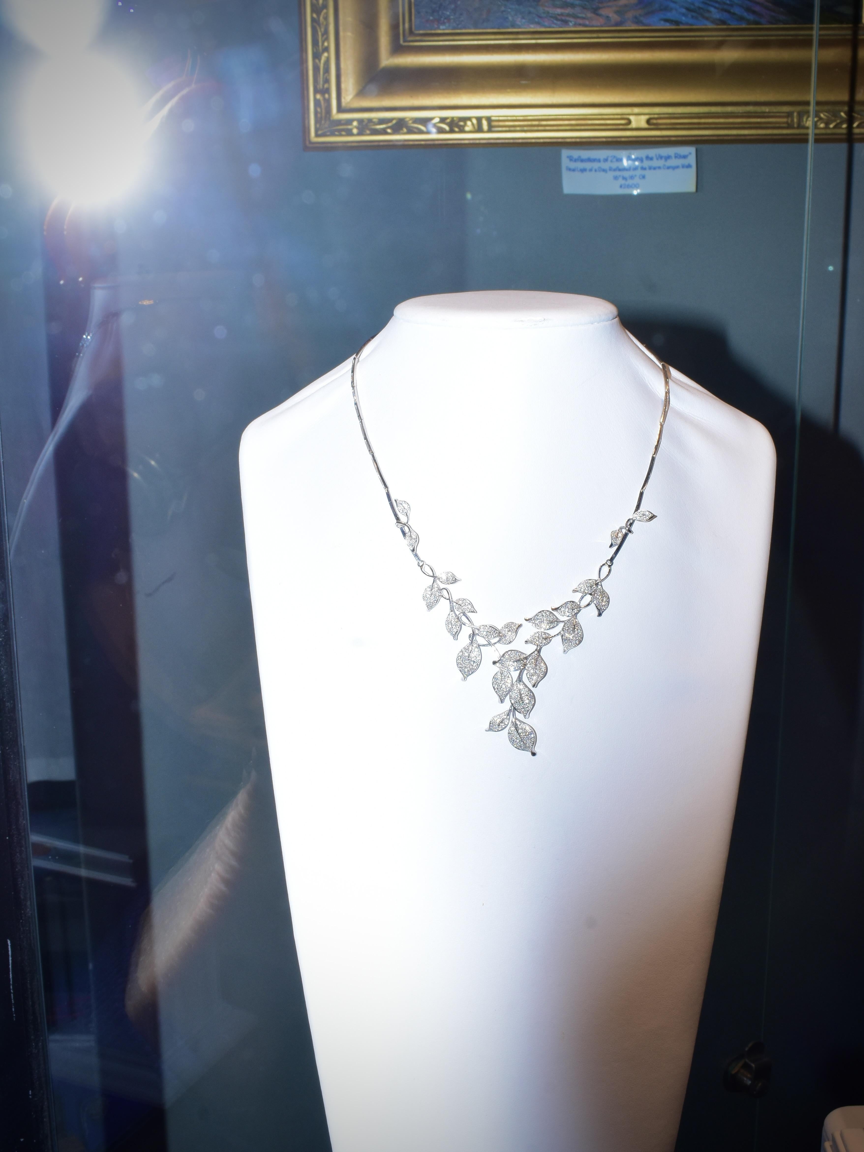 Zeitgenössische Halskette aus Diamant und 18 Karat Weißgold mit stilisiertem Blattwerk. im Angebot 3