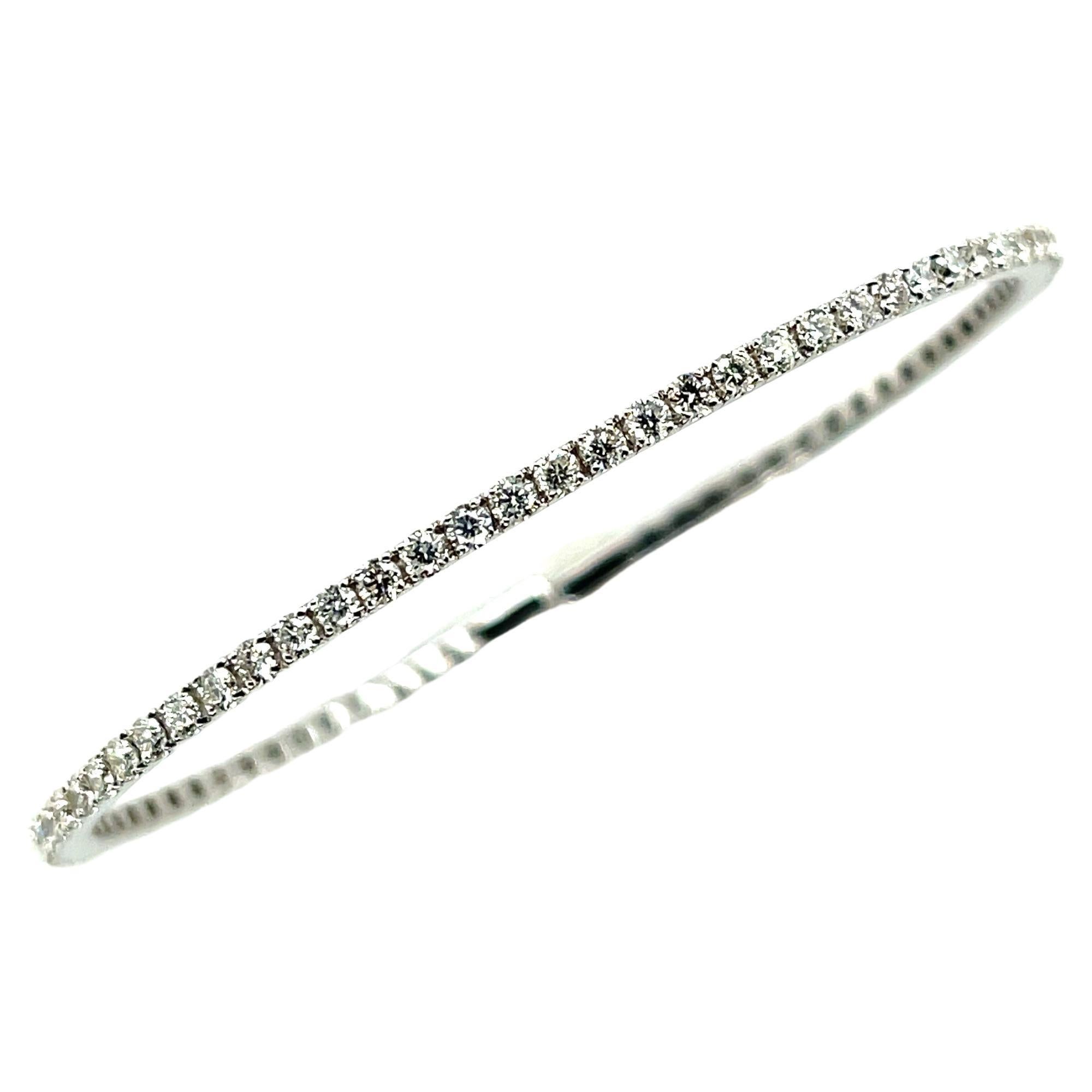Cet élégant bracelet en diamant naturel a l'aspect sophistiqué d'un bangle avec la flexibilité d'un bracelet manchette ! 45 diamants ronds étincelants d'un poids total de 1,30 carat sont sertis de manière experte dans ce bracelet en or blanc 18k