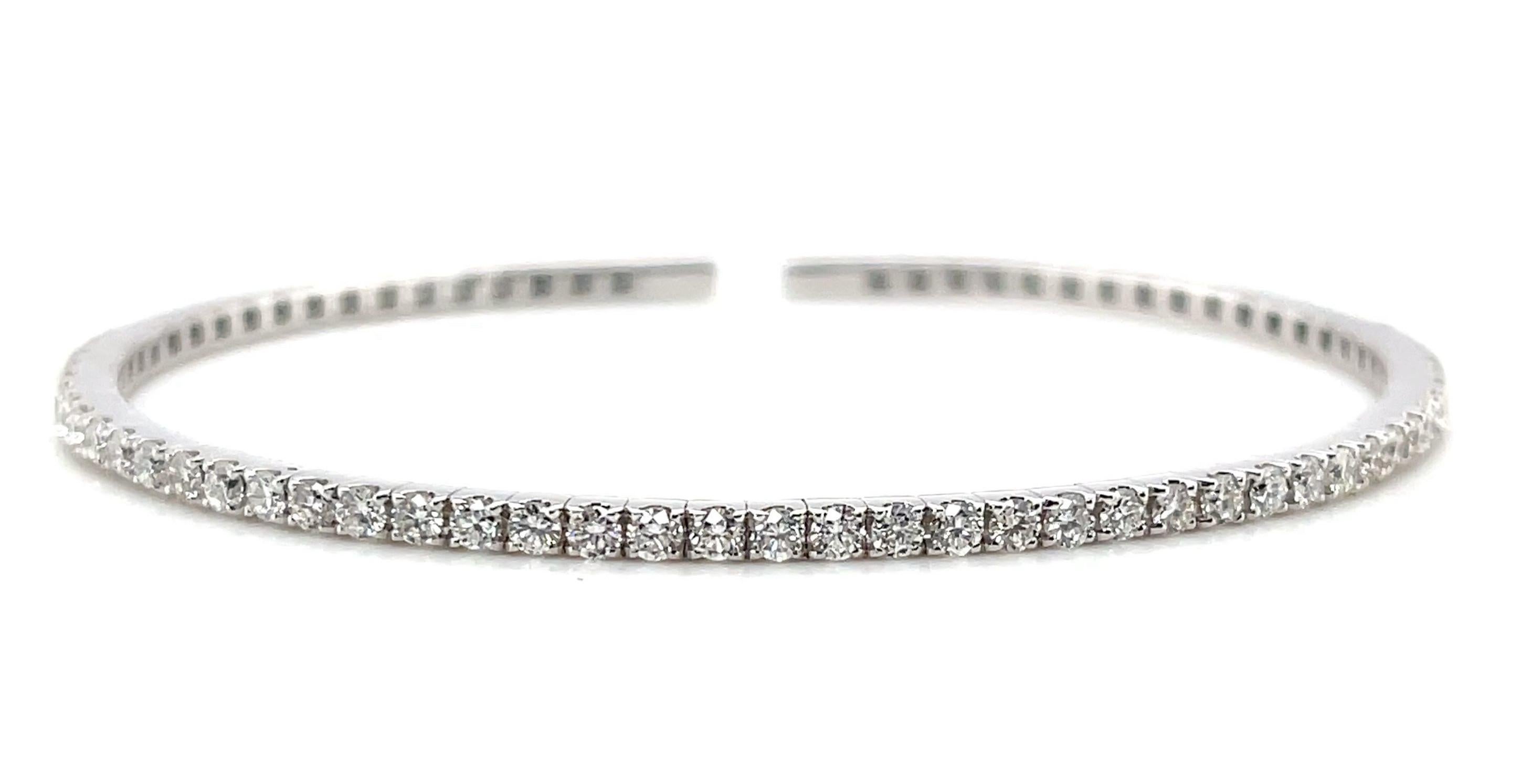 Artisan Manchette souple en or blanc 18 carats et diamants, poids total de 1,30 carat en vente