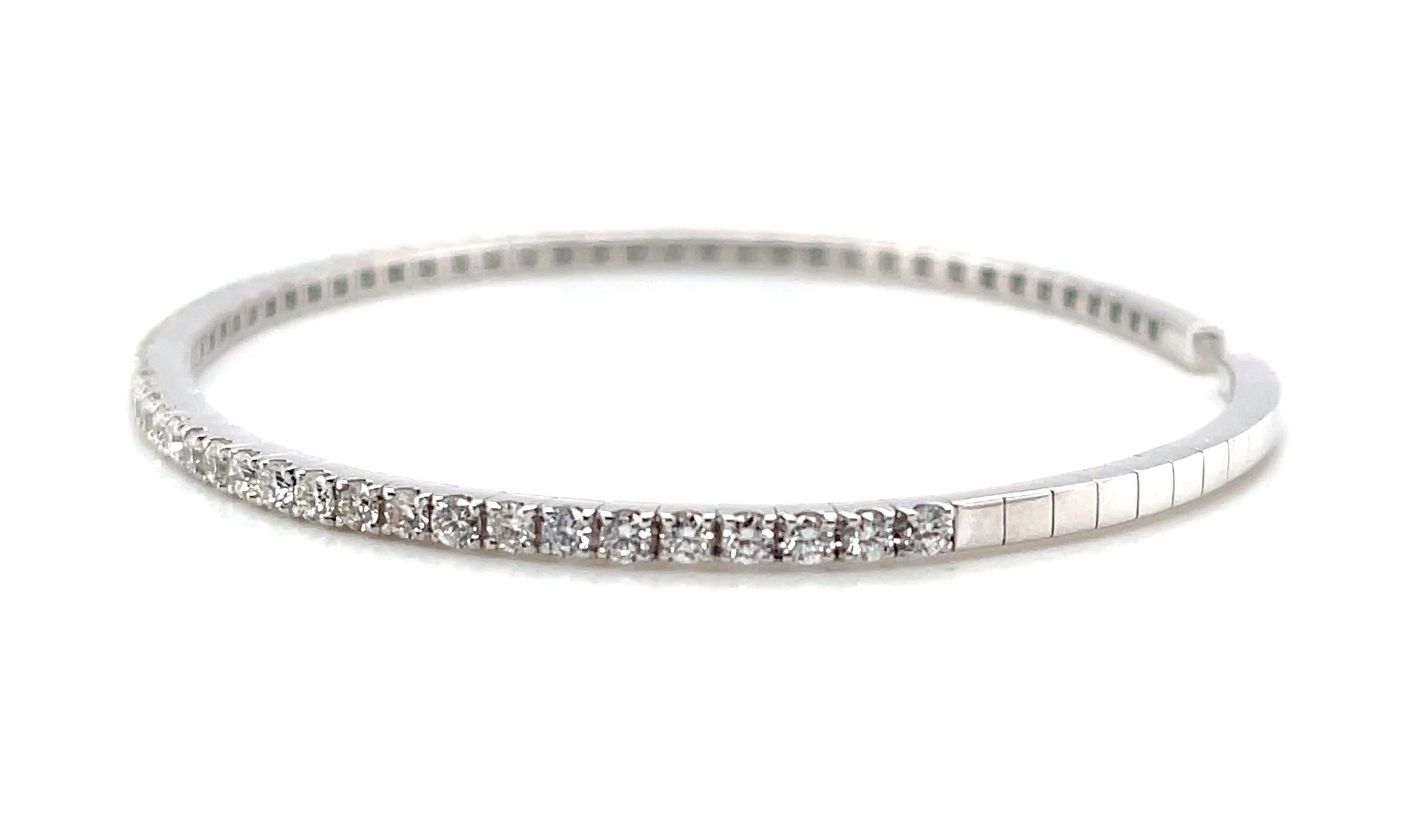 Non taillé Manchette souple en or blanc 18 carats et diamants, poids total de 1,30 carat en vente