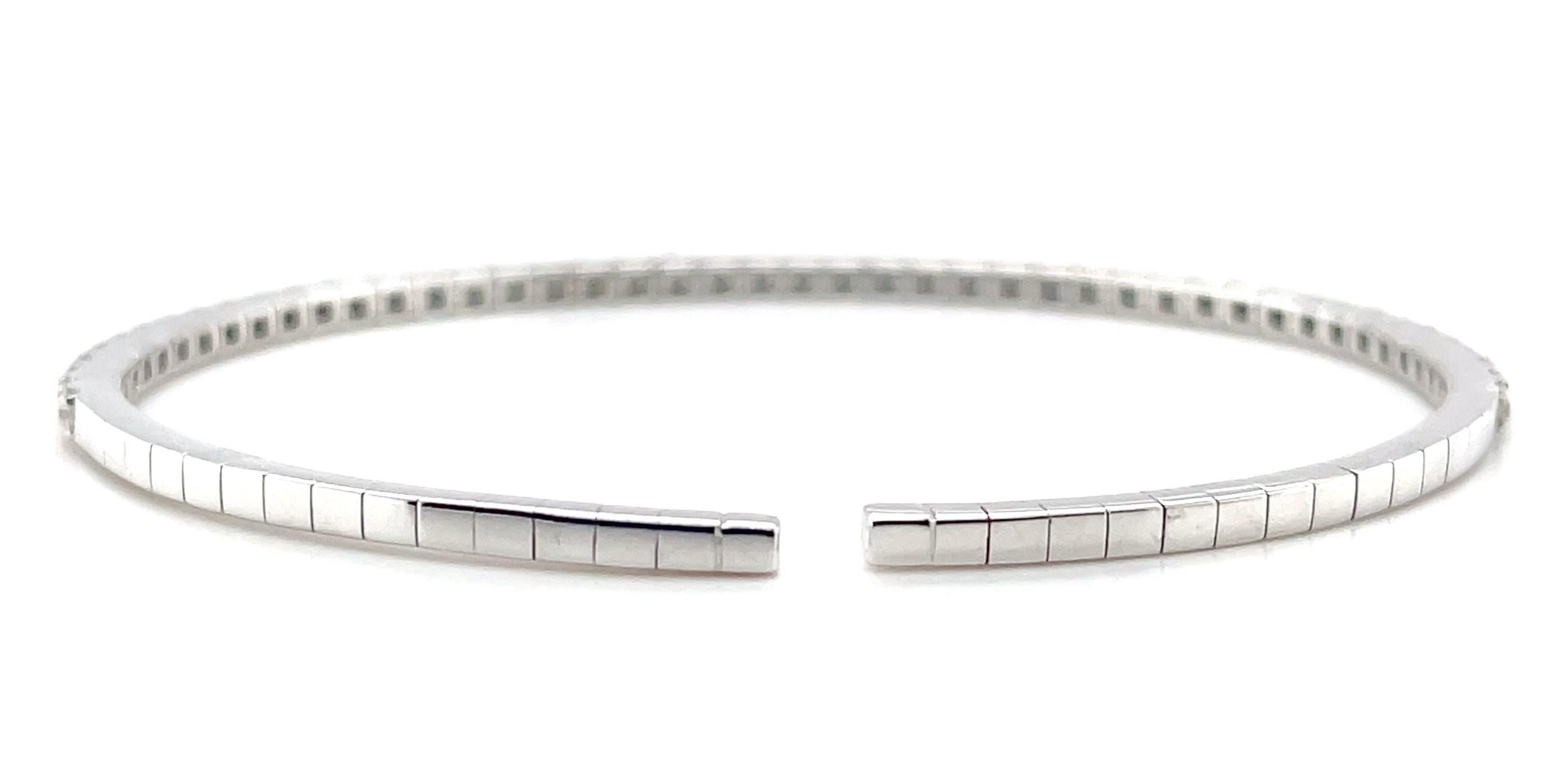 Manchette souple en or blanc 18 carats et diamants, poids total de 1,30 carat Neuf - En vente à Los Angeles, CA