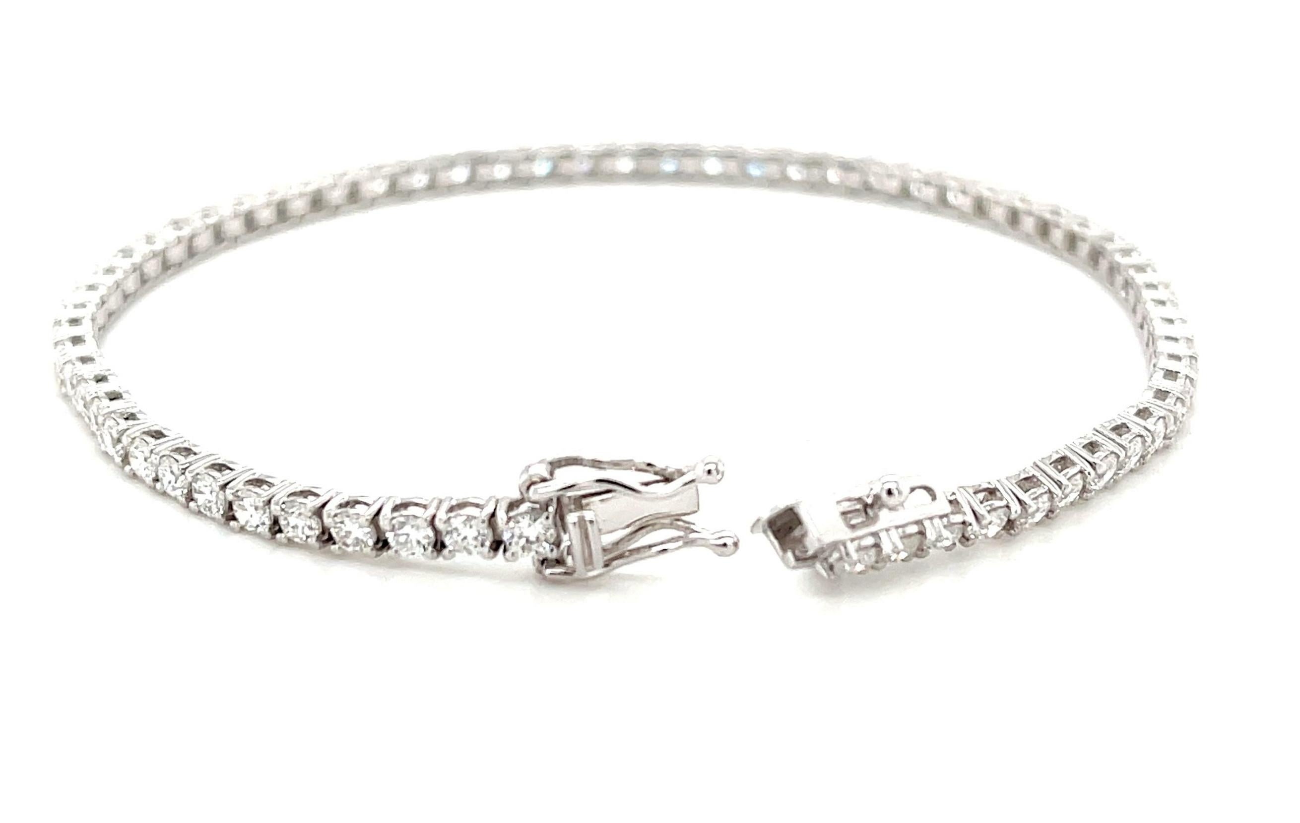 Tennisarmband aus Diamanten und 18 Karat Weißgold, insgesamt 2,94 Karat (Kunsthandwerker*in) im Angebot