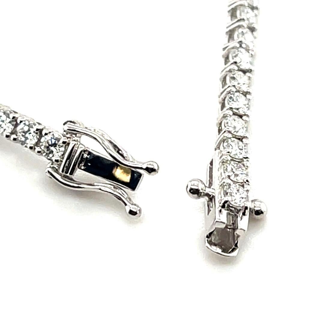 Tennisarmband aus Diamanten und 18 Karat Weißgold, insgesamt 2,94 Karat (Rundschliff) im Angebot
