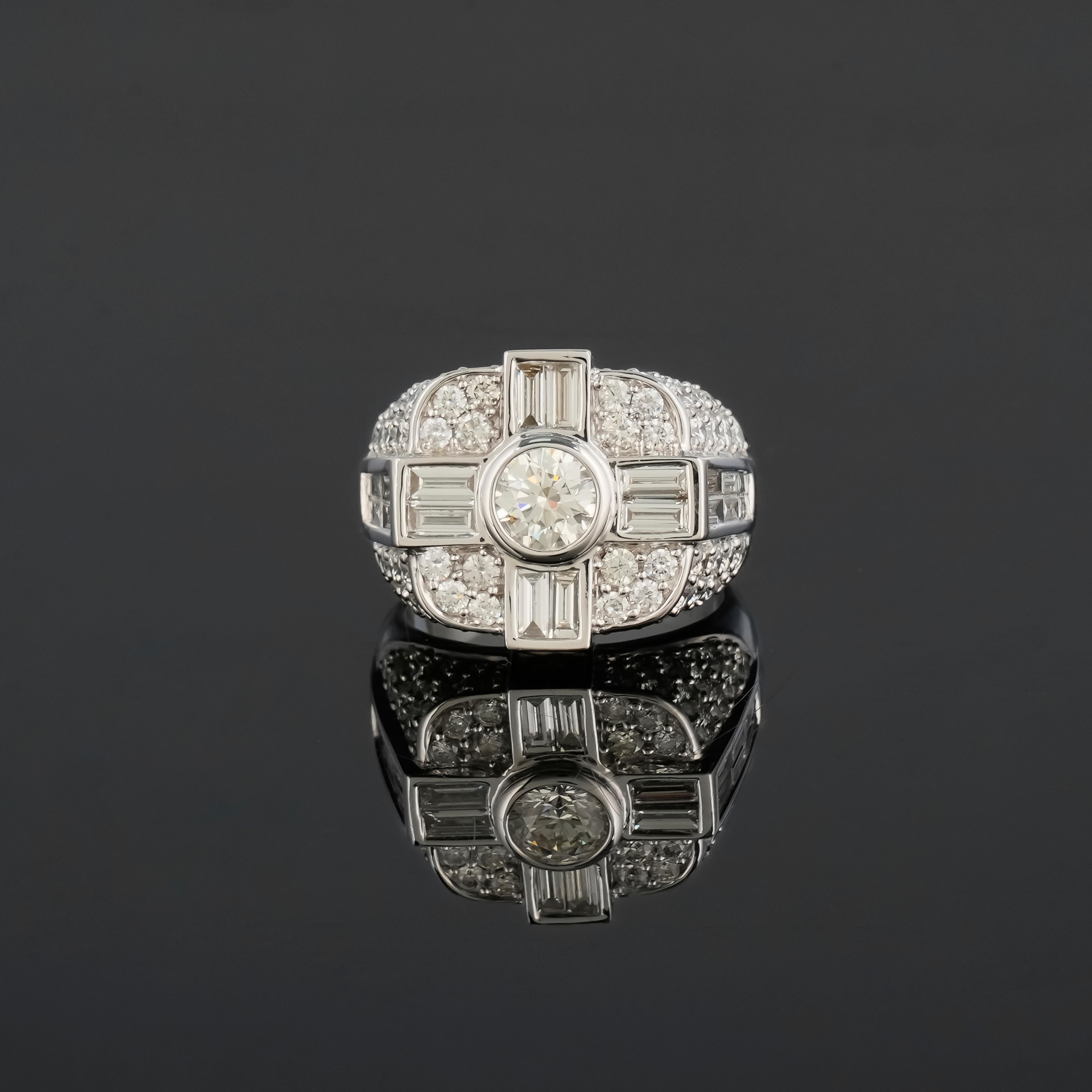 Ein prächtiger 4,7-Karat-Diamant-Cocktailring mit einem 1,0-Karat-Mittelstein in VS-Qualität. Runde und Baguette-Diamanten schmücken dieses Schmuckstück. Der Ring ist derzeit in der Größe US 10, kann aber in der Größe geändert werden. Es ist ein