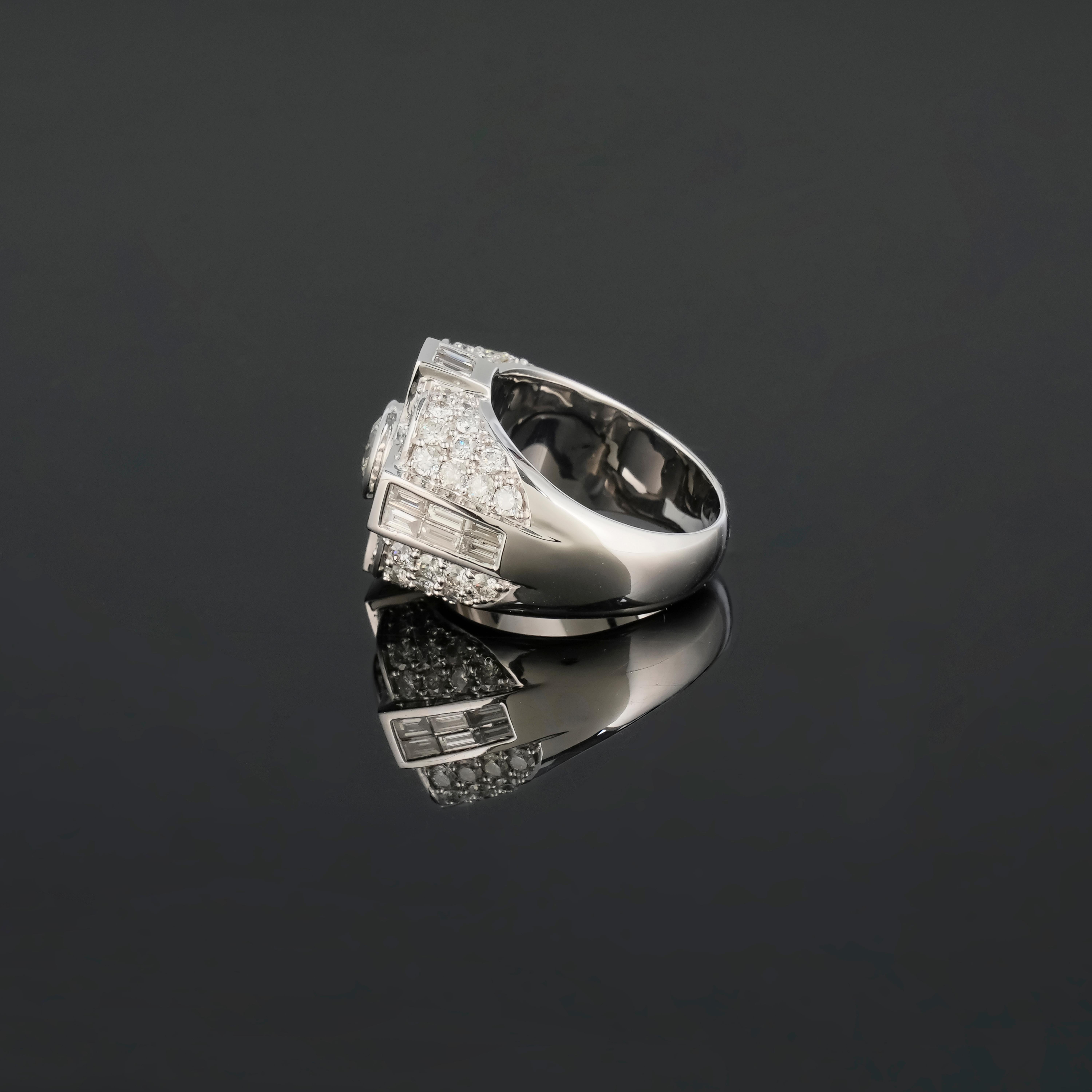 Unisex-Cocktailring mit Diamant und 18 Karat Weißgold (Gemischter Schliff) im Angebot