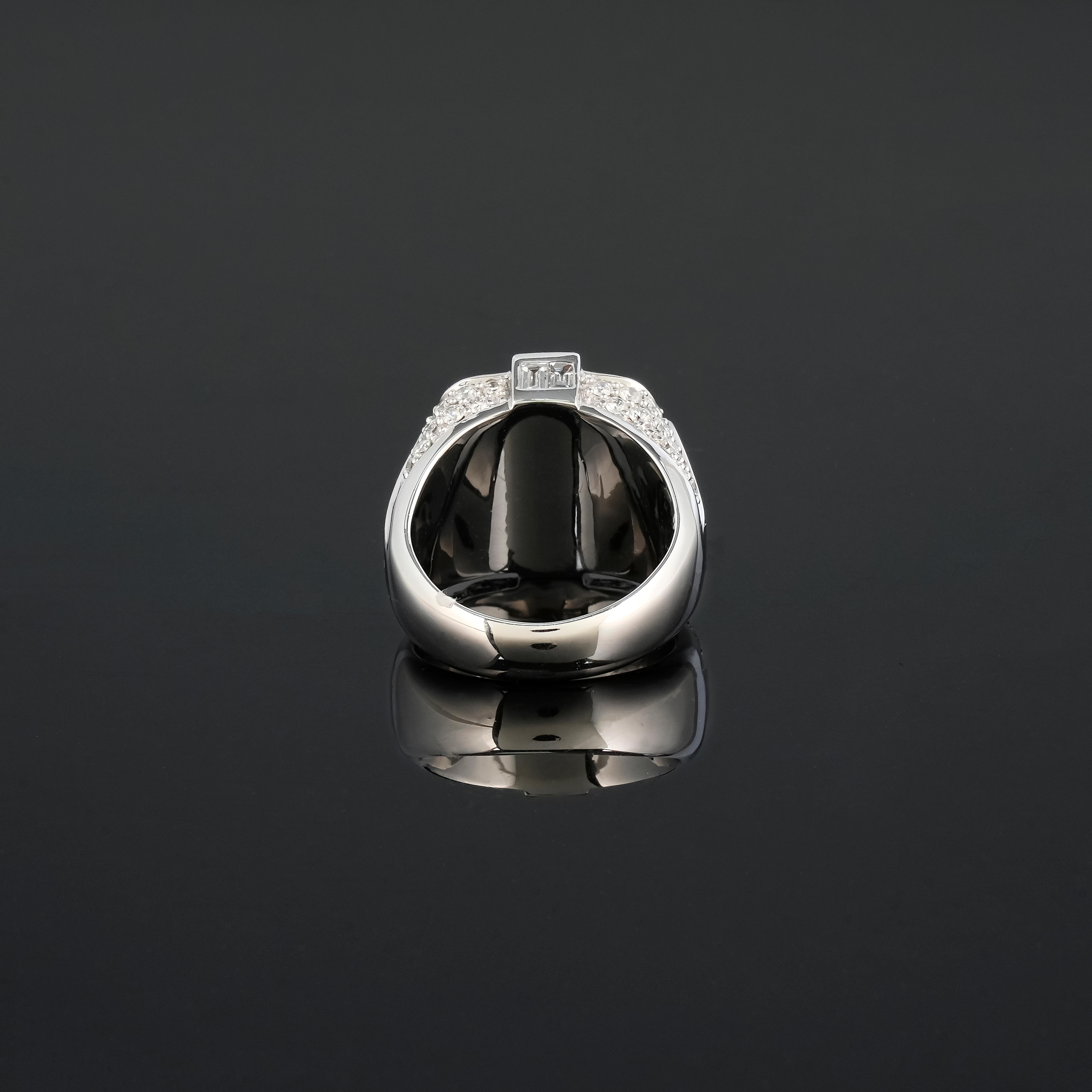 Unisex-Cocktailring mit Diamant und 18 Karat Weißgold im Zustand „Neu“ im Angebot in Bangkok, Thailand