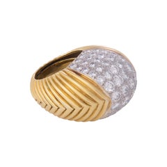 Anillo abombado de diamantes y oro amarillo y blanco de 18 quilates, década de los 80