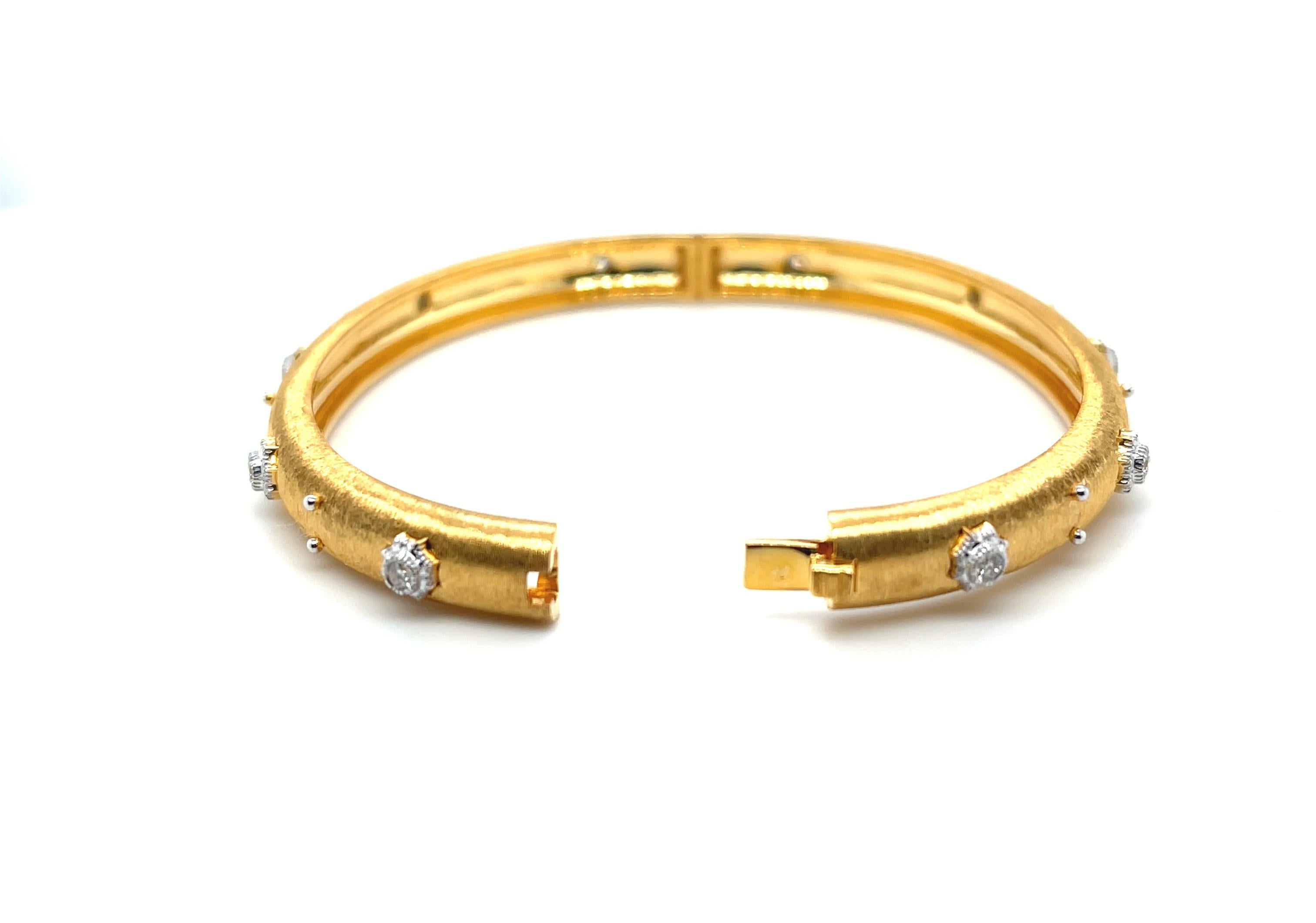Bracelet jonc en or jaune et blanc 18 carats, finition satinée Neuf - En vente à Los Angeles, CA